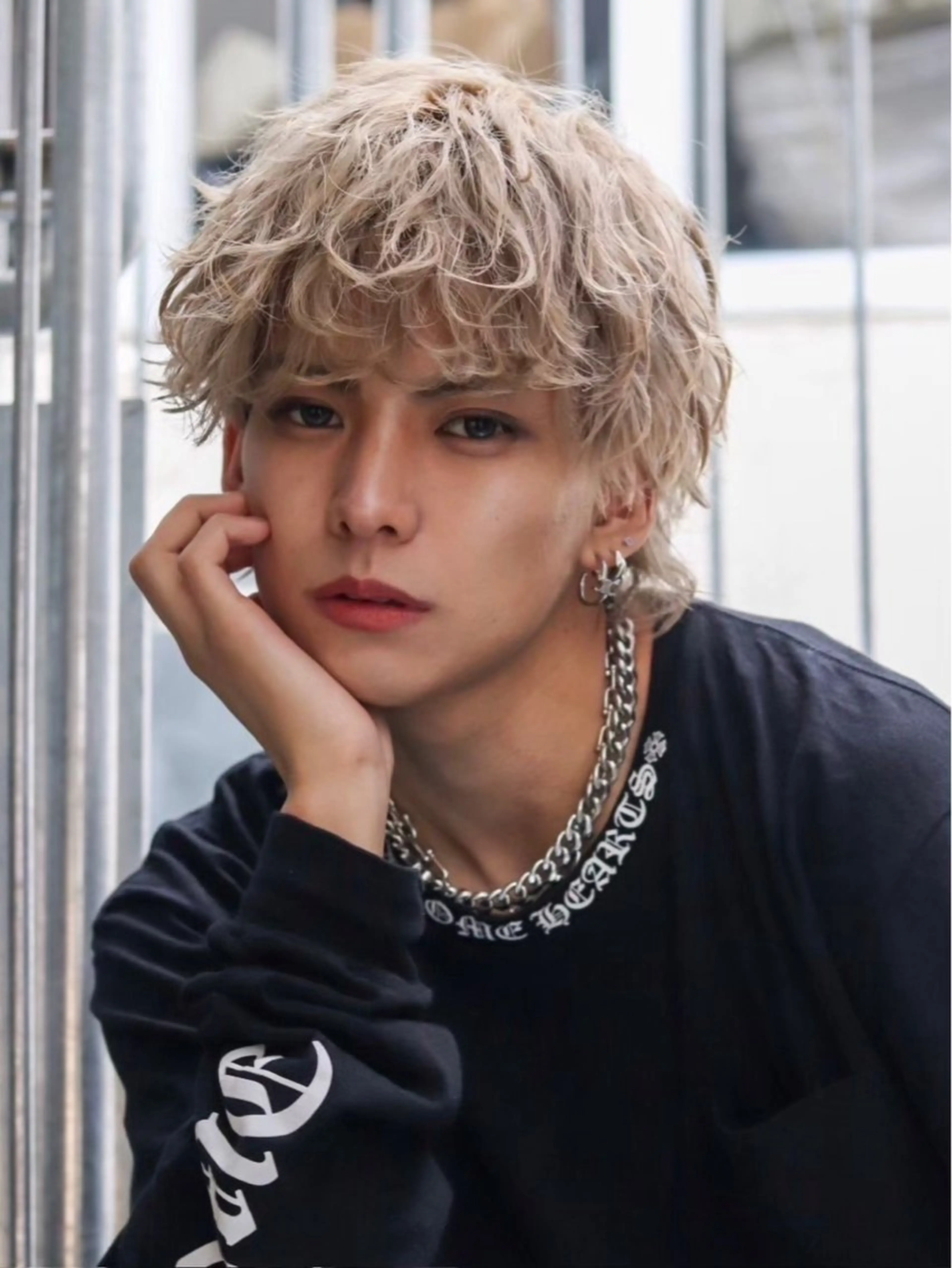 ショート カラー パーマ ヘアアレンジ メンズ キッズ カット ヘアカラー 西口徒歩20秒　寒色 カラーミディアムヘアのヘアスタイル