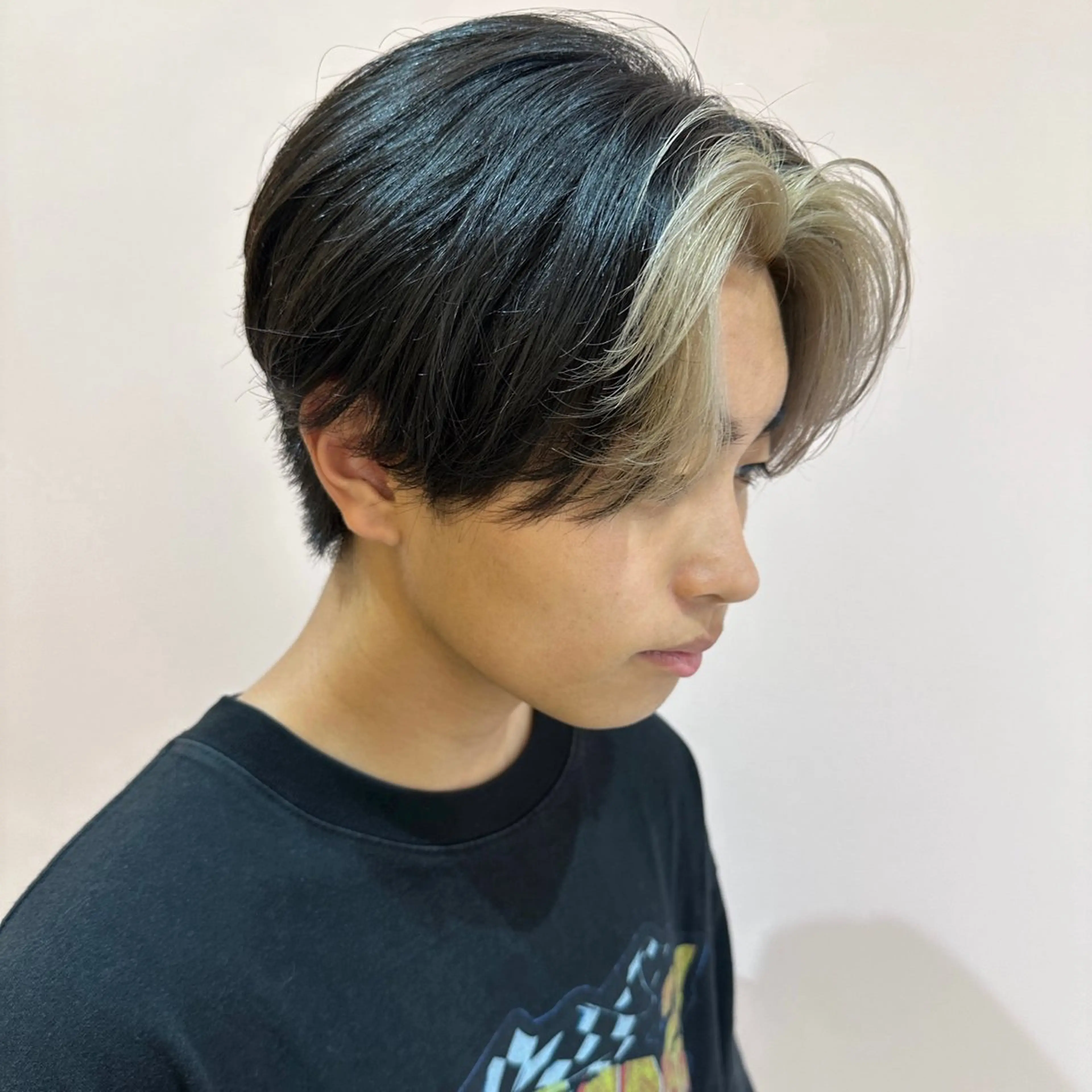 カラー メンズ ミストバング ベージュカラー  フェイスフレーミング ホワイトベージュ ヘアカラー レイヤーカット/ ハイトーンchimiのヘアスタイル