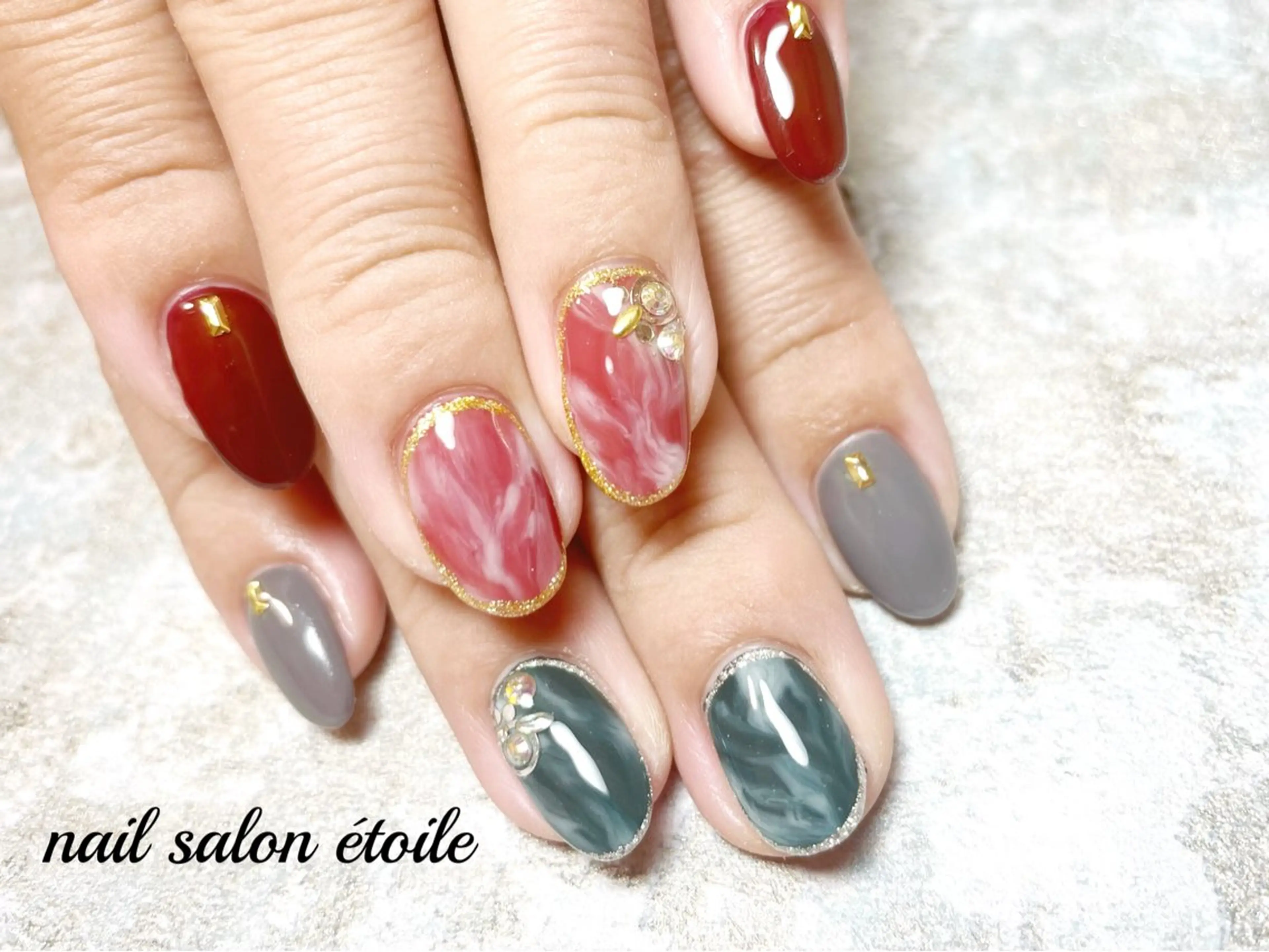 ネイル ゴールド グリーン ニュアンスネイル 赤色 ストーンネイル ハンドネイル nail salon étoileのネイルデザイン