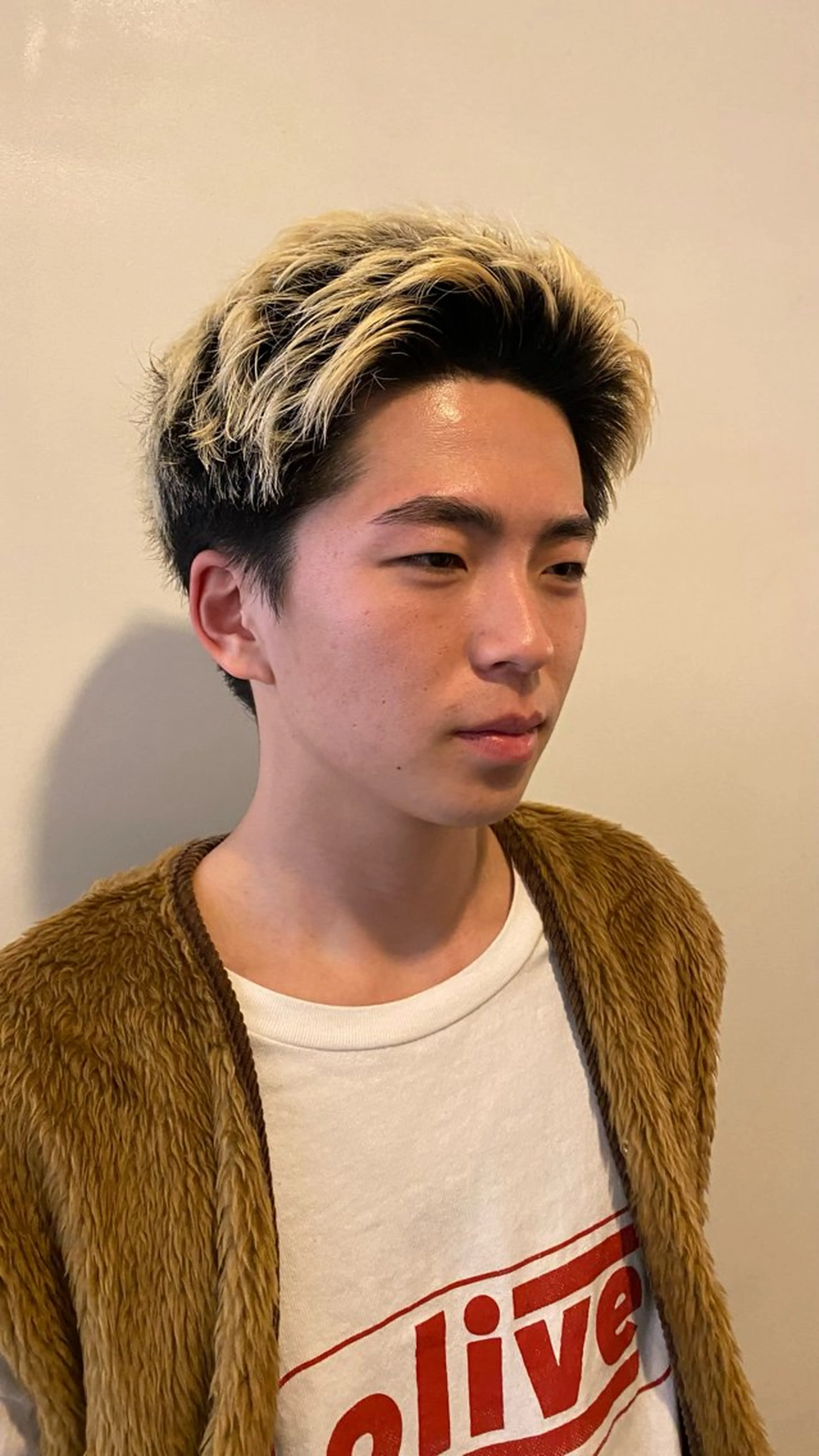 メンズ アイブロウ 磯谷 朋のヘアスタイル