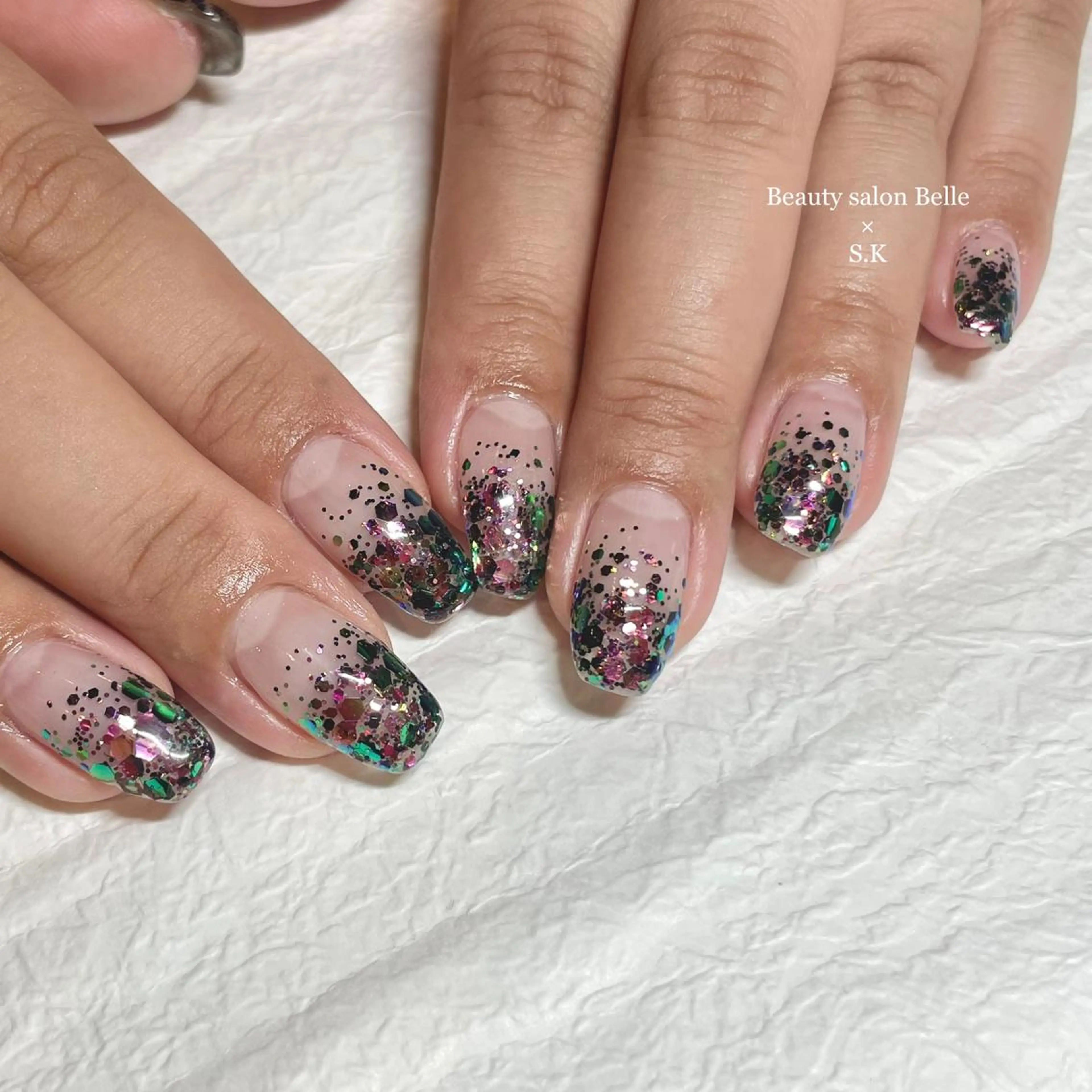 セミロング ネイル グラデーション ラメ(グリッター) ラメグラデーション ラヴィアンローズ所属・S. kurumiのネイルデザイン