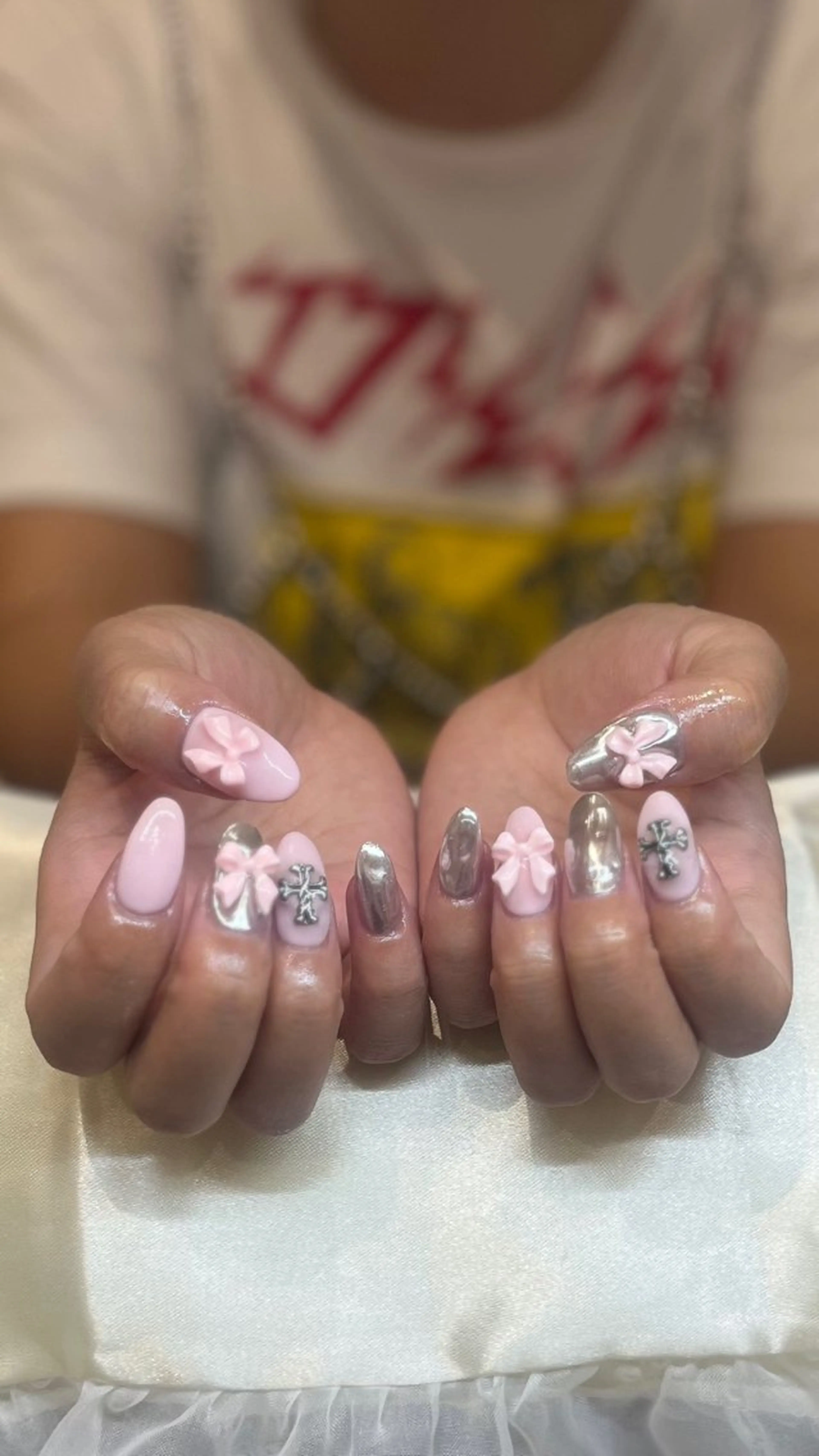 ネイル ピンク リボン シルバー 🎀Earth chihiro🤍のネイルデザイン