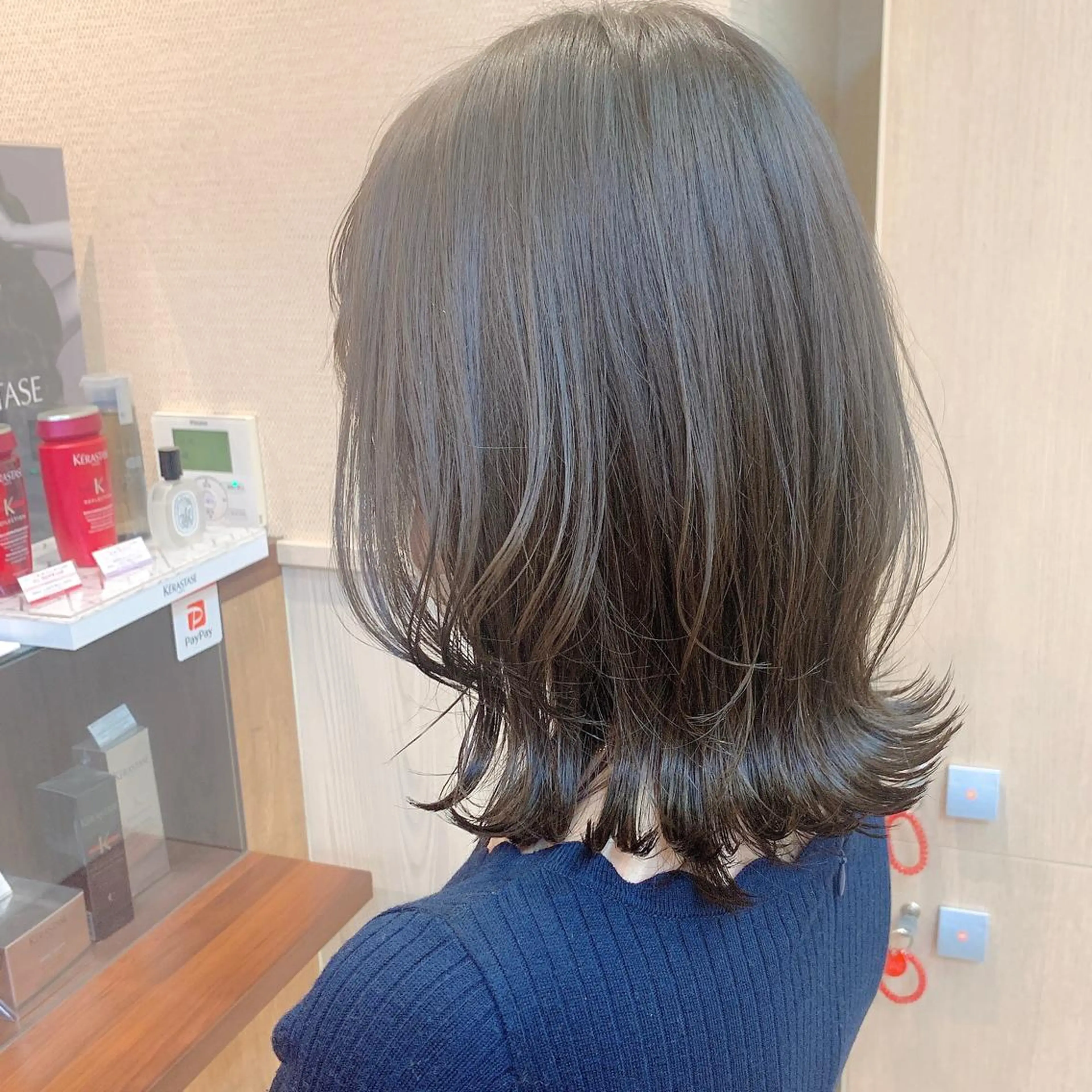 ミディアム カラー ミディアムレイヤー 透明感カラー グレージュ レイヤーカット カット ヘアカラー NUMBER_ ユイナのヘアスタイル