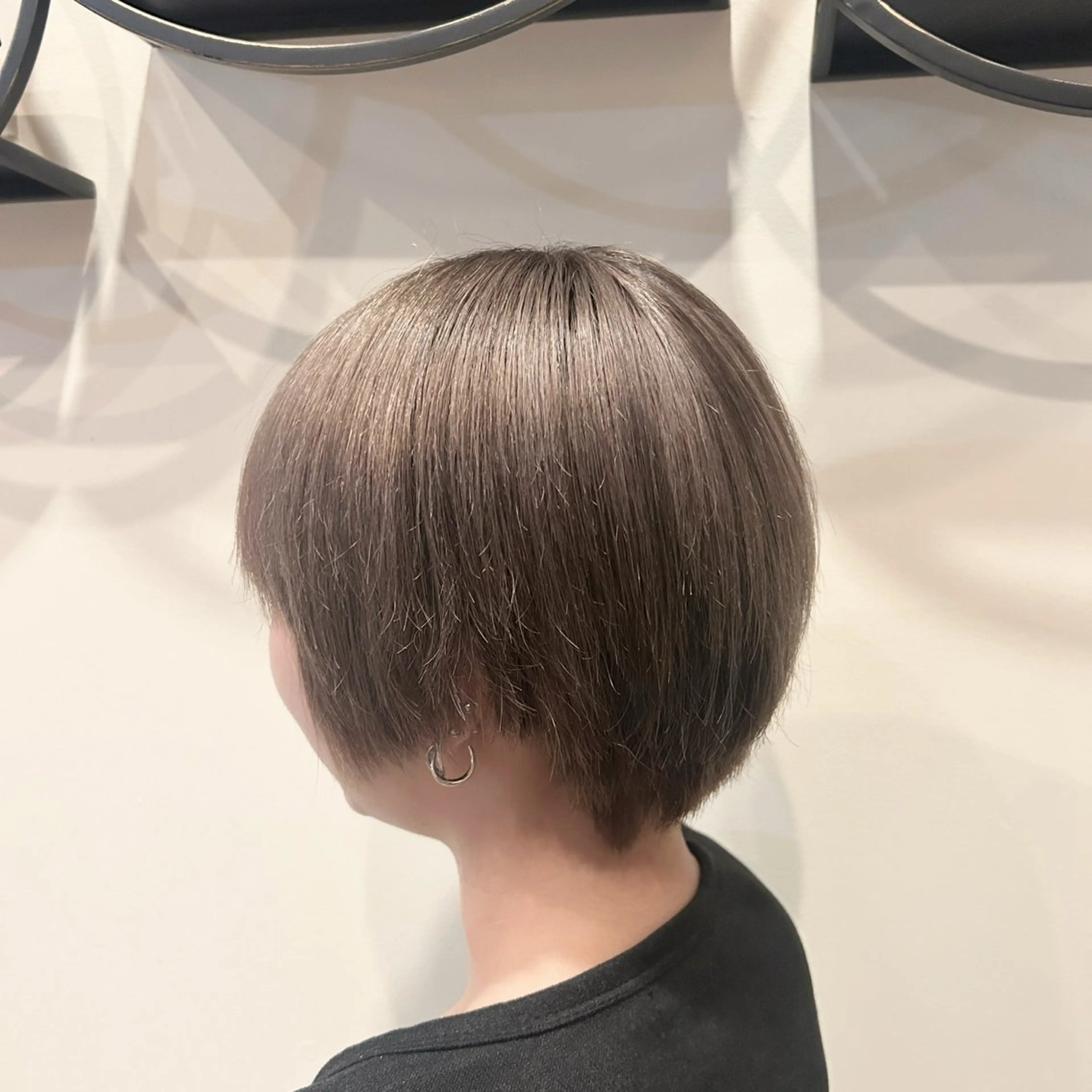 ショート カラー ブリーチ グレージュ 岡本 妃麗のヘアスタイル