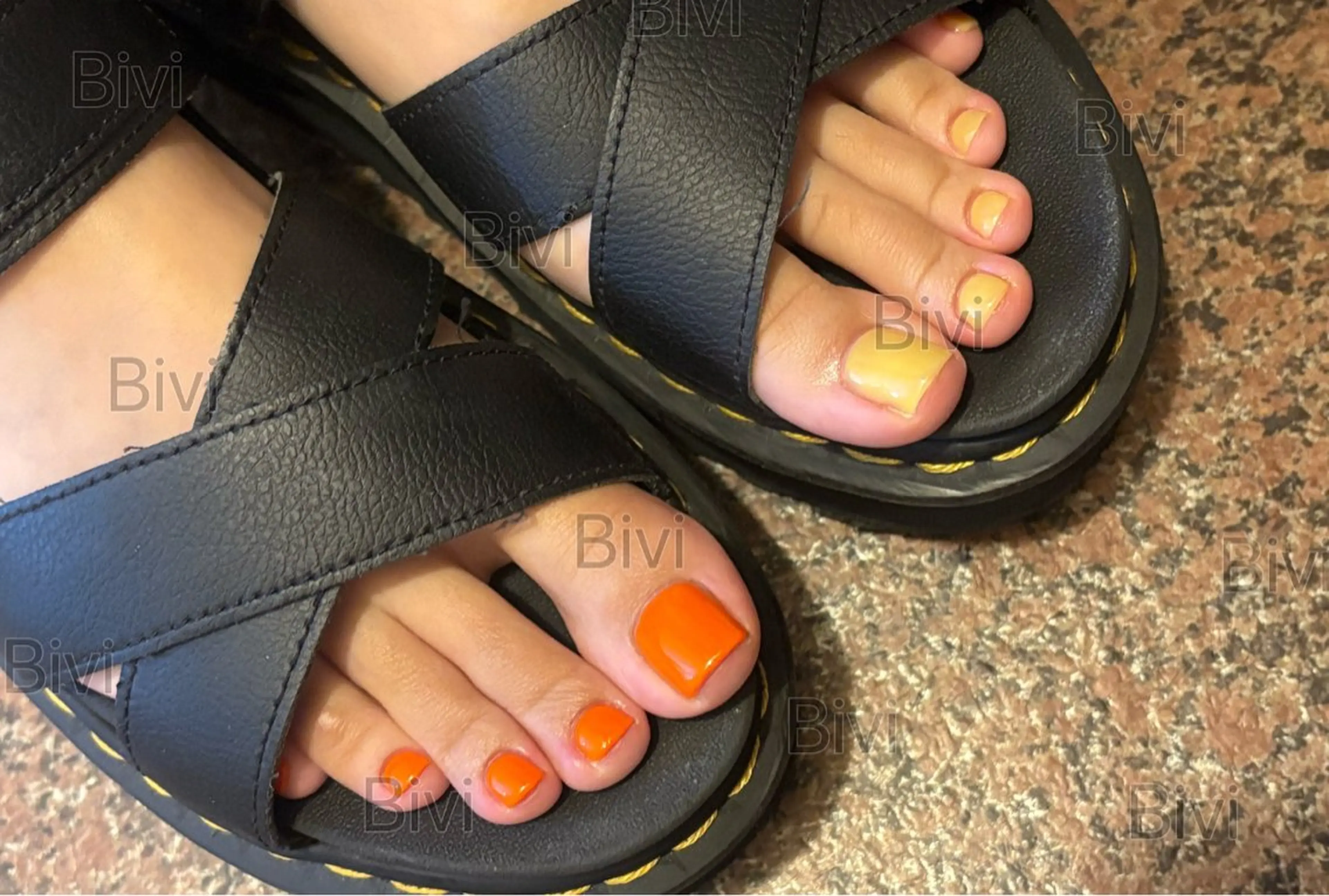 ネイル オレンジ フットネイル ♡Bivi♡自爪に 優しいネイルサロンのネイルデザイン