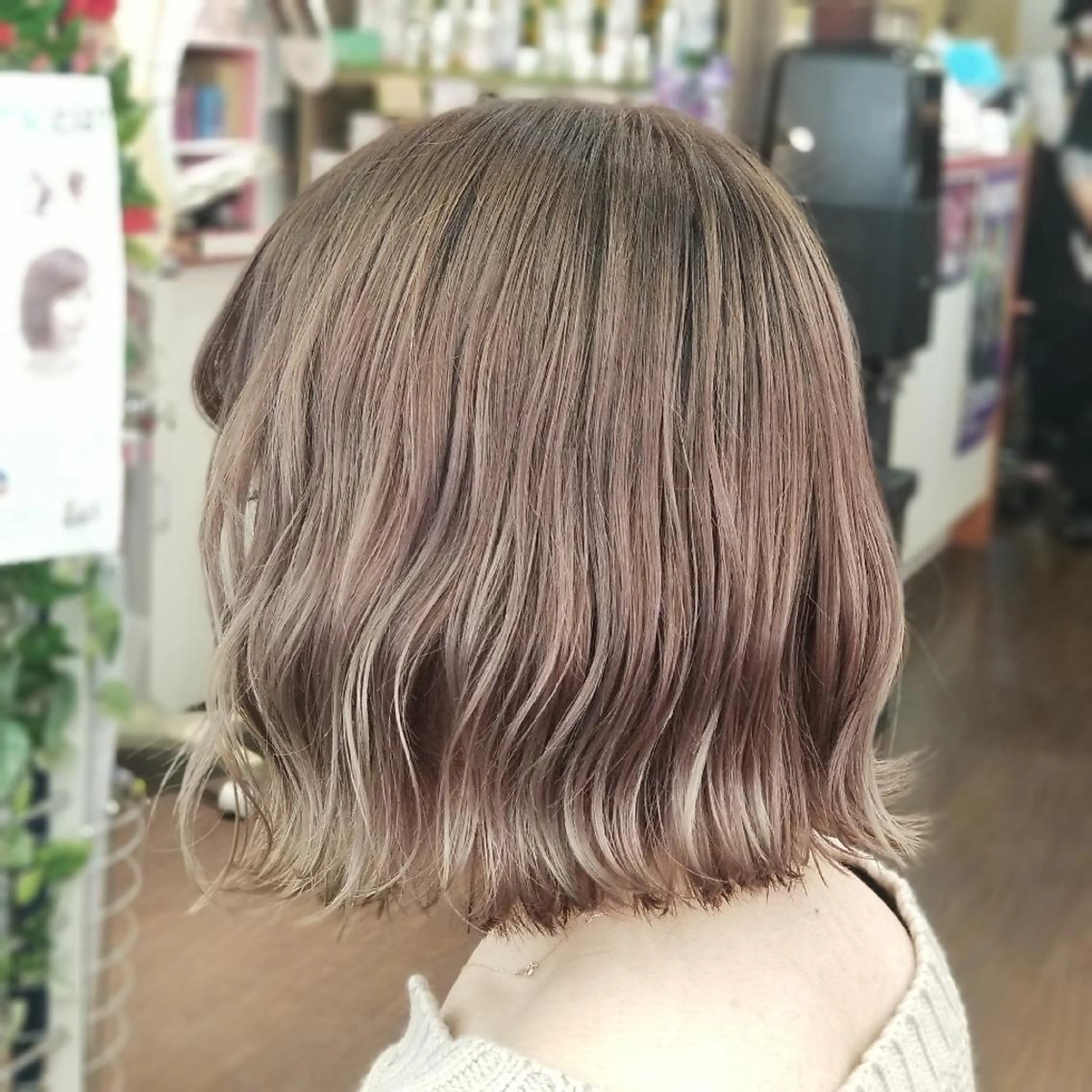 ミディアム カラー ブリーチ グレージュ ミルクティーグレージュ カット ヘアカラー 植田 修平/エクステ /髪質改善カラーのヘアスタイル