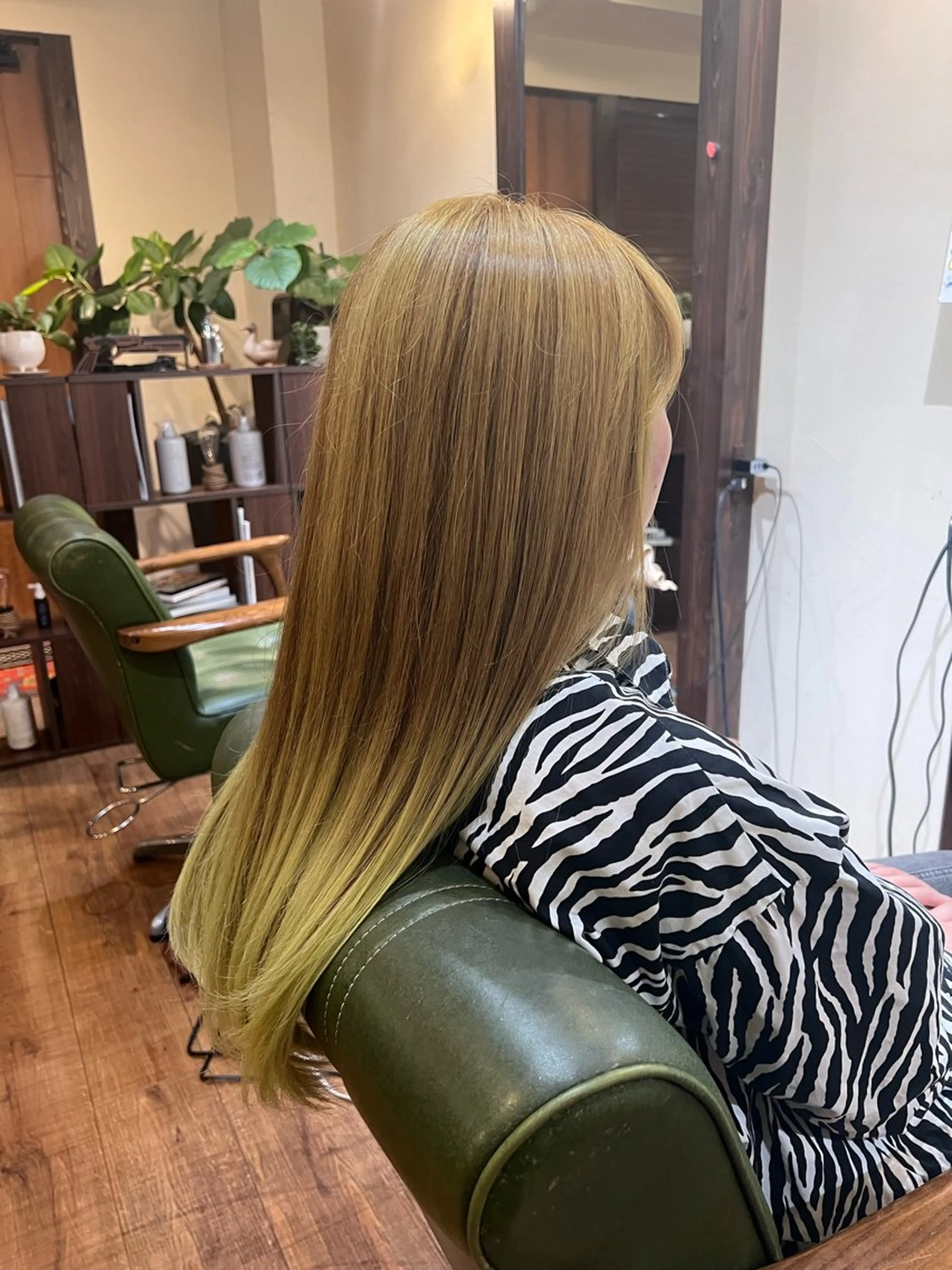 ロング カラー ブリーチ Luster Friends所属・まゆ | 艶カラー | ストレートのヘアスタイル