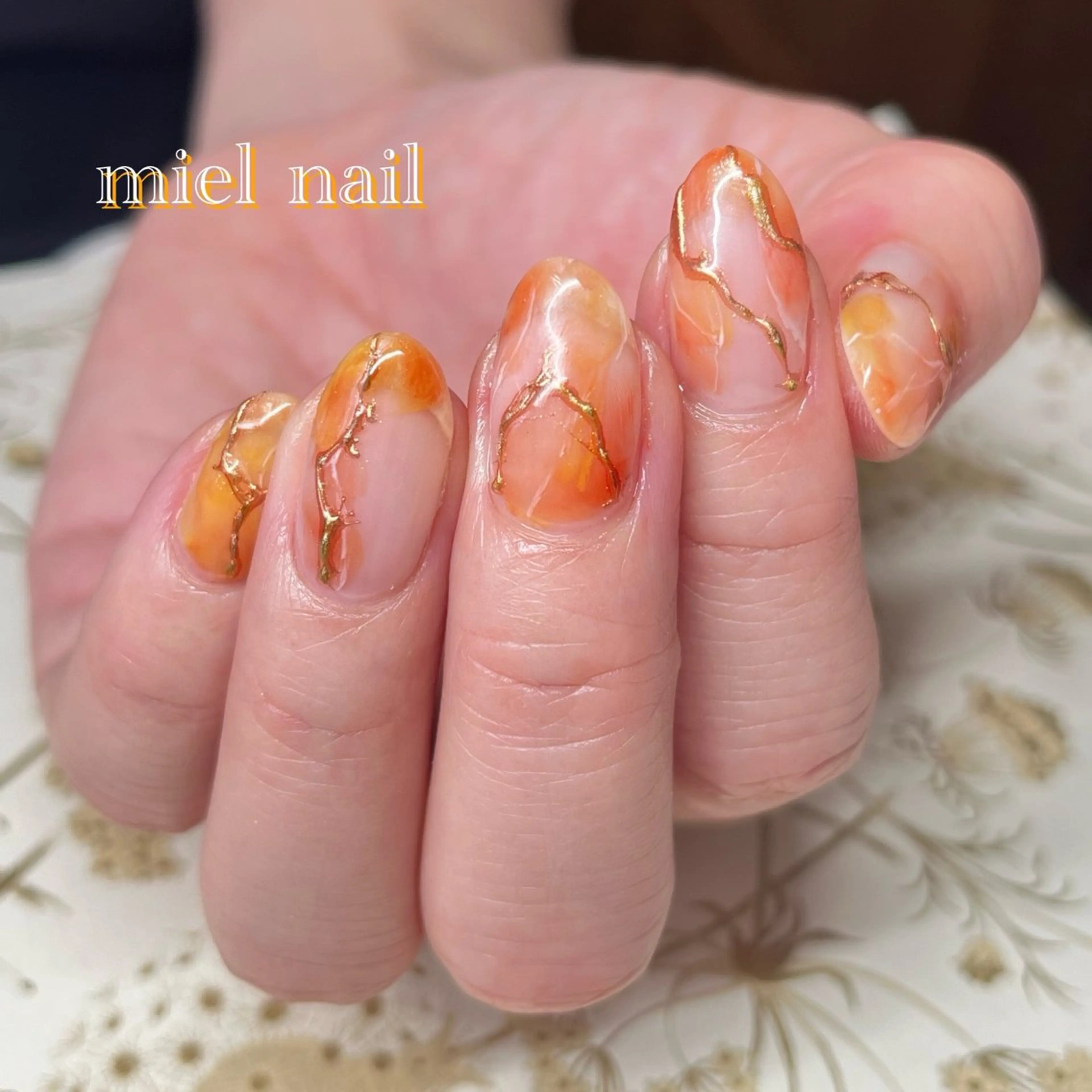 ネイル 大理石ネイル(マーブル) ミラーネイル オレンジ 夏ネイル ハンドネイル miel nailのネイルデザイン