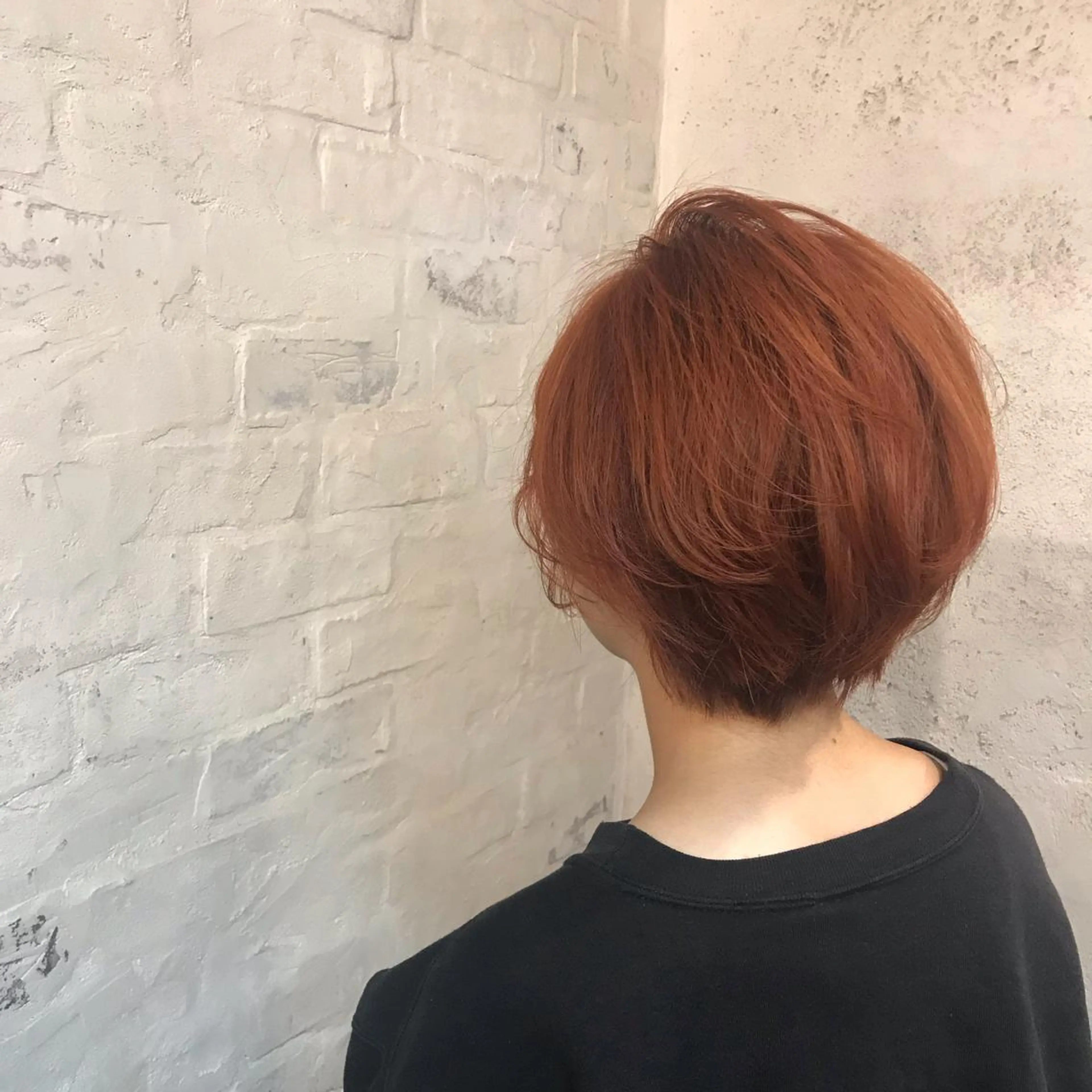ショート カラー ブリーチ オレンジ 泊 紗羅のヘアスタイル