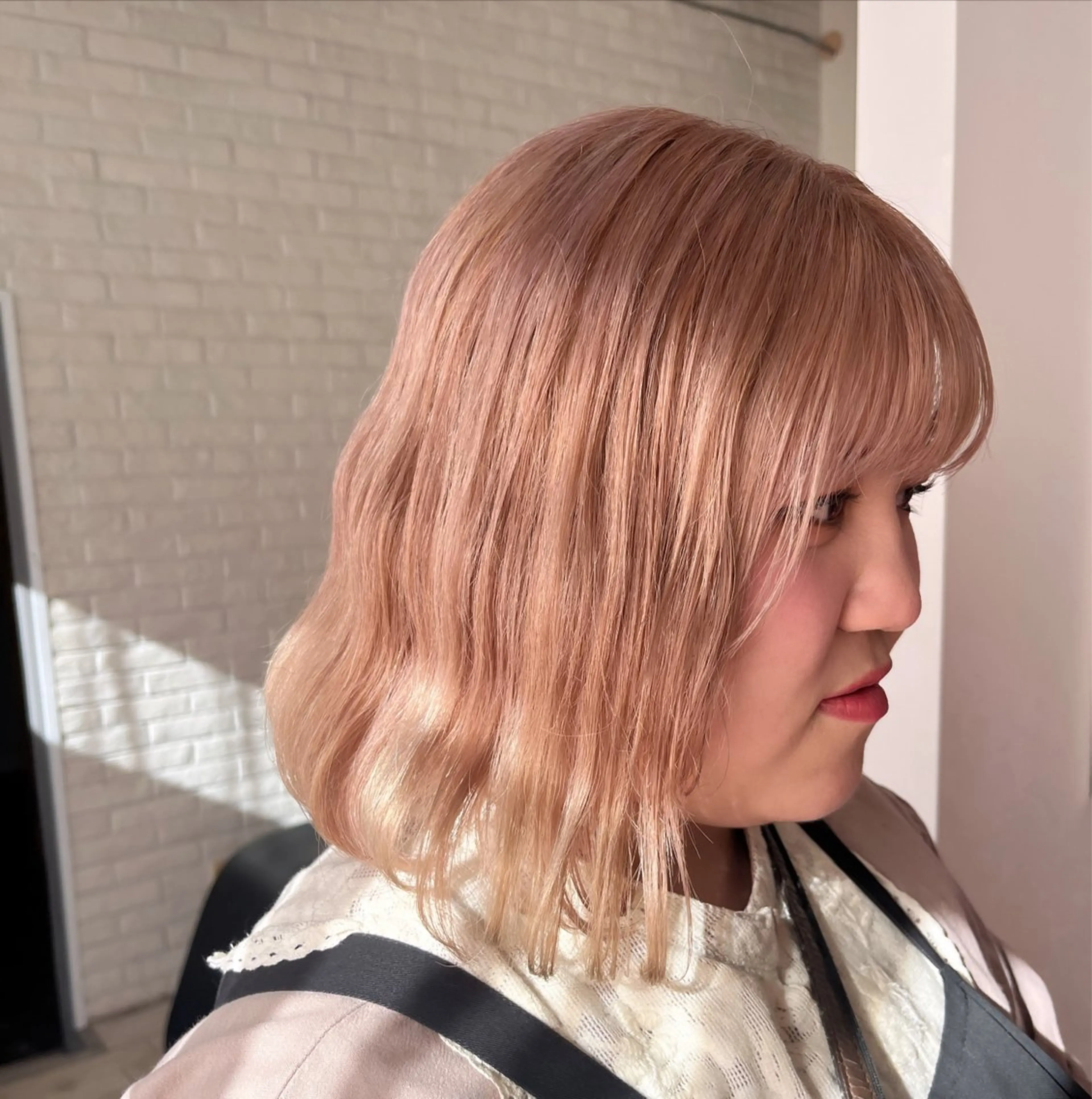 ミディアム カラー ベージュカラー ブリーチ ピンクカラー ピンクベージュ ホワイトピンク カット ヘアカラー トリートメント 透明感カラー/パーマ 🌀アオノアユミのヘアスタイル