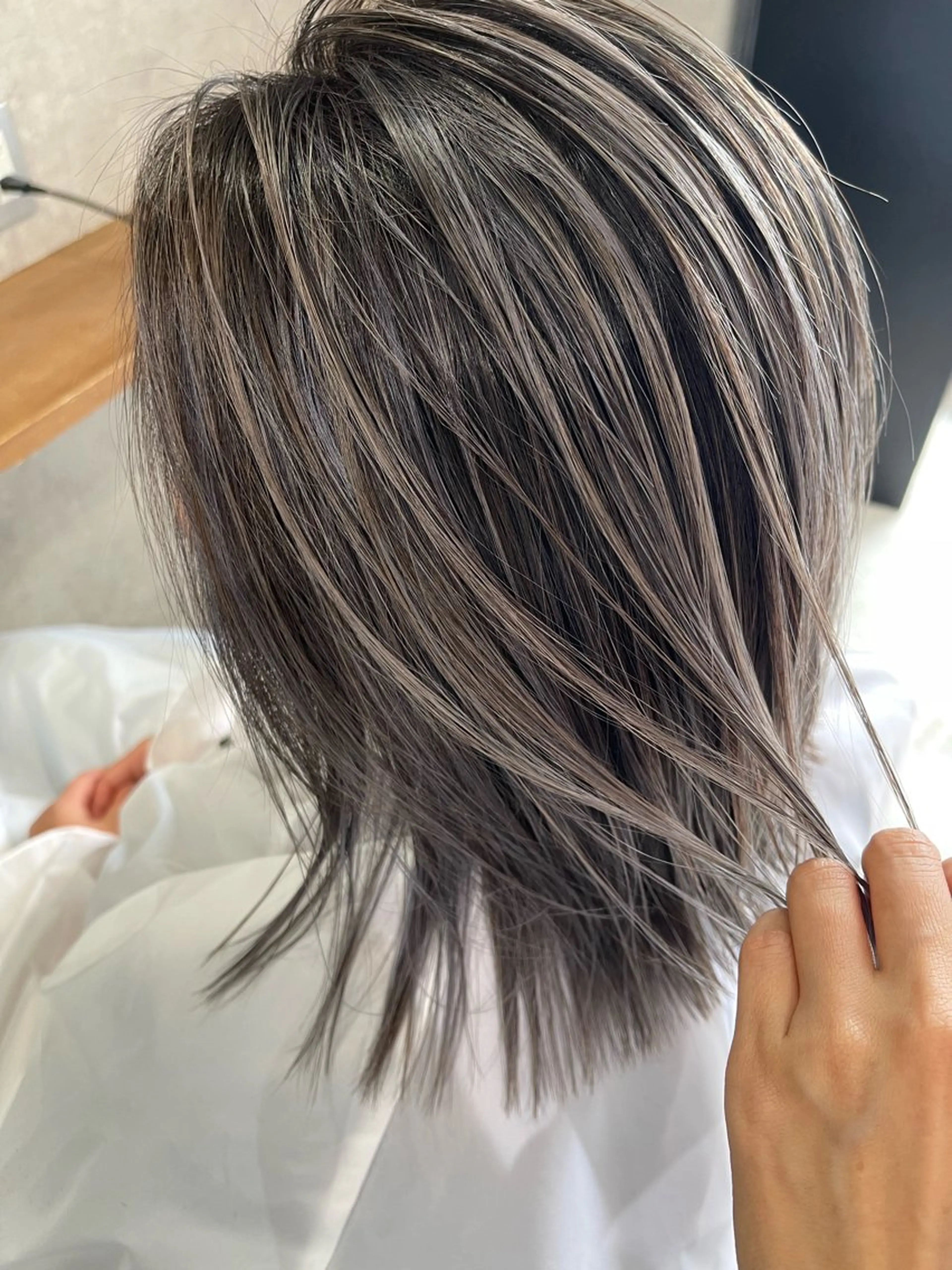 ミディアム カラー グレージュ ハイライトカラー ハイライト ヘアカラー 松井那津子 /ハイライトブリーチのヘアスタイル