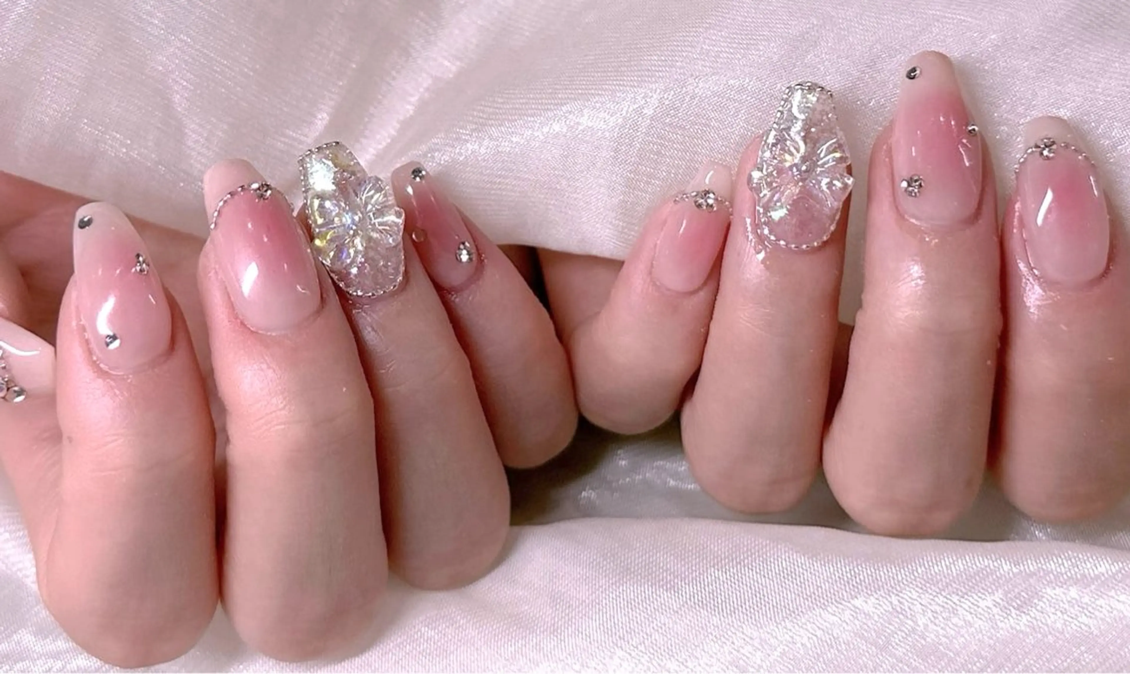 ネイル ブルー チークネイル フレンチネイル ハート ホログラムネイル 美爪パラジェル導入店 Sunnilyのネイルデザイン