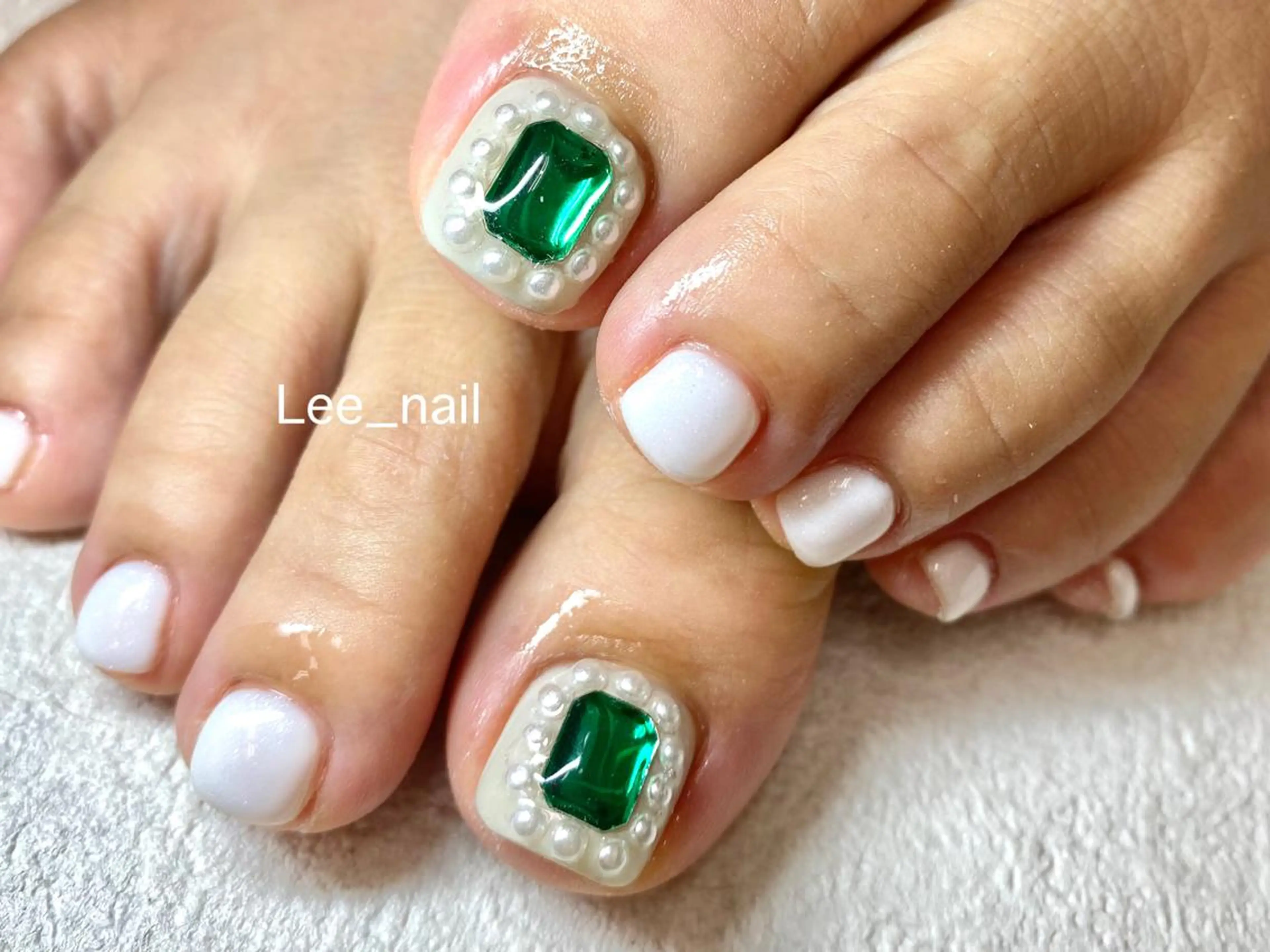 ネイル アートネイル フットネイル ワンカラーネイル ストーンネイル ホワイト Lee_ nailのネイルデザイン