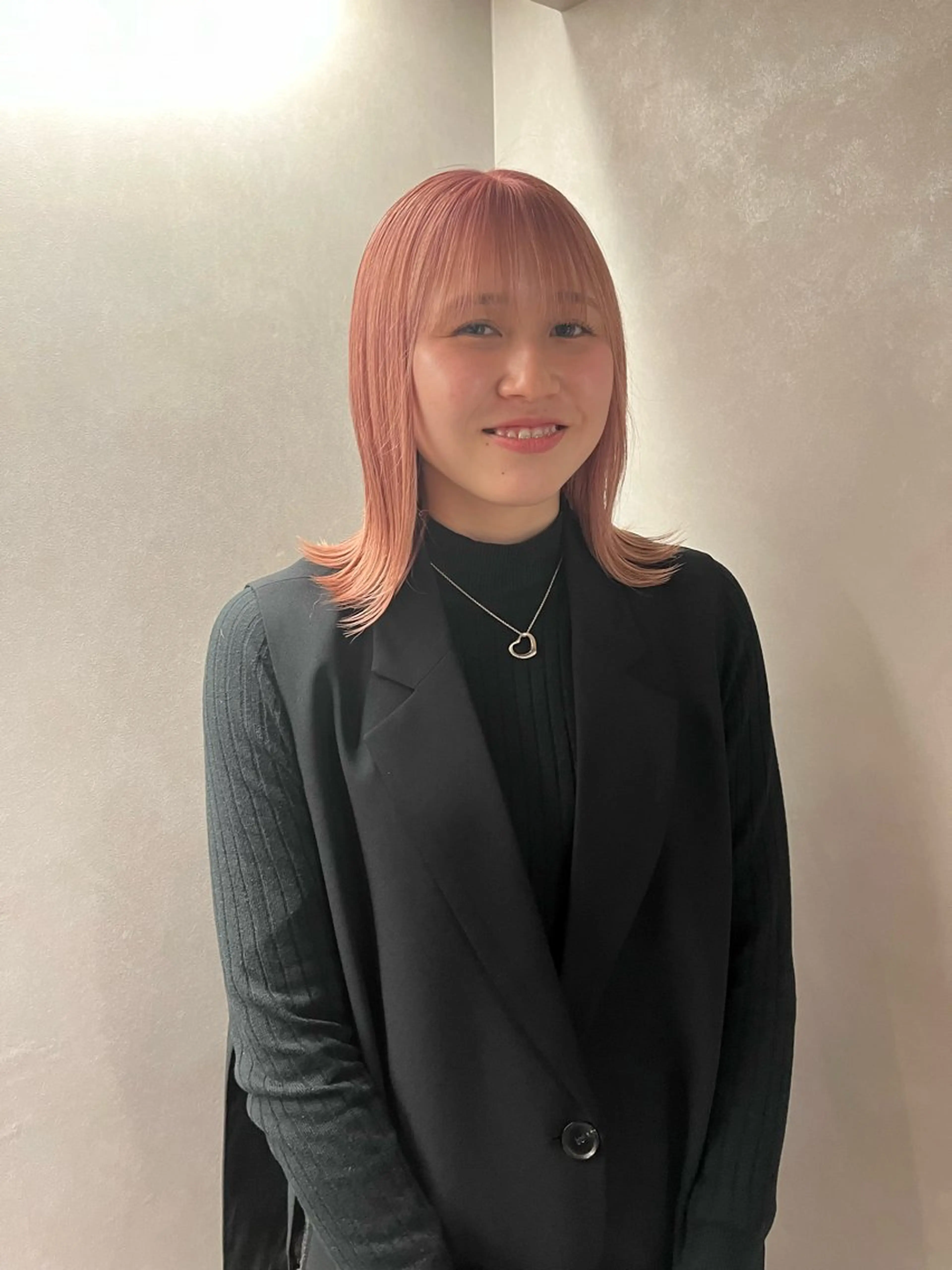 ミディアム カラー ブリーチ ダブルカラー ピンクカラー ioeわかめようじ/ 縮毛矯正/髪質改善のヘアスタイル