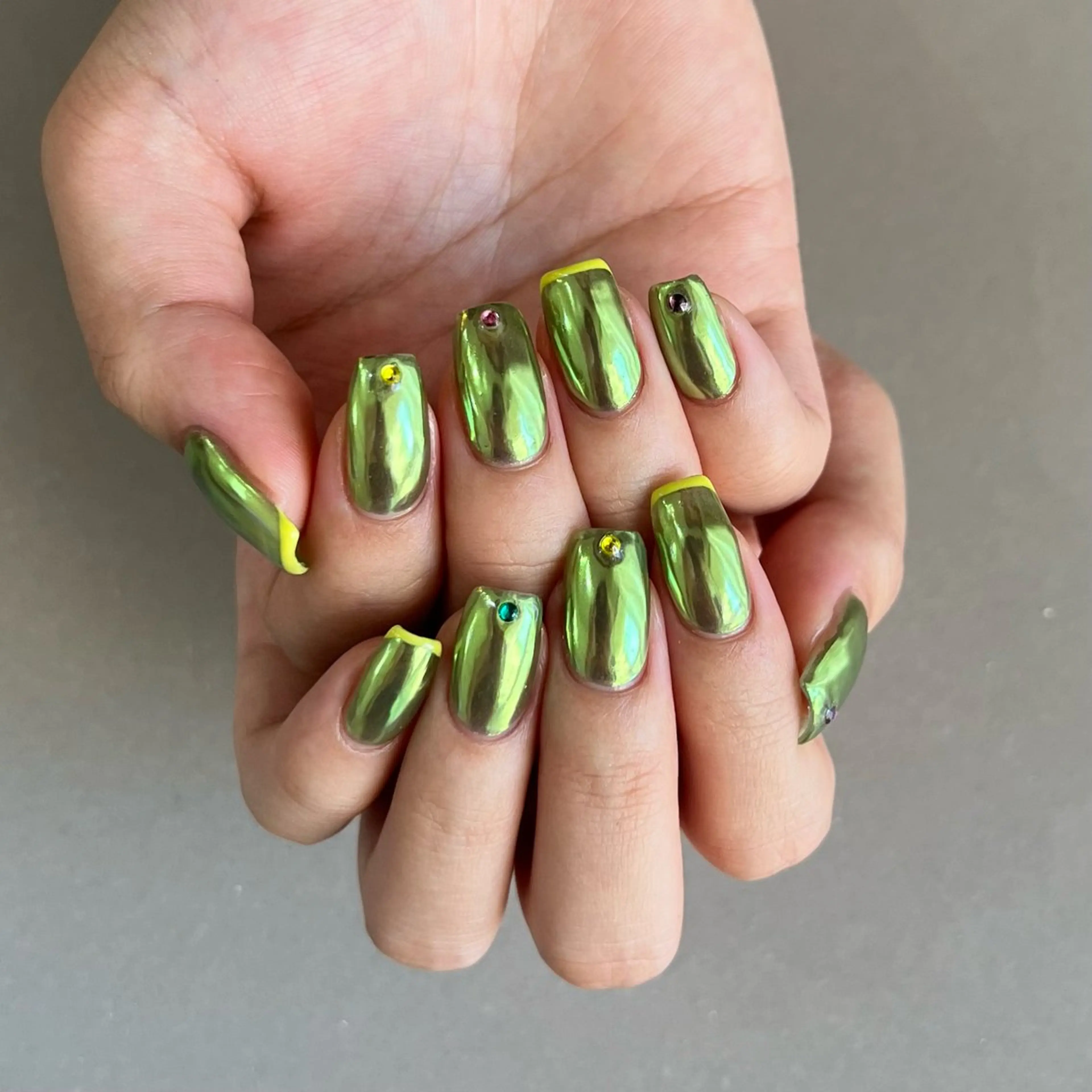 ネイル フレンチネイル グリーン ミラーネイル 黄色 Momoka ネイリスト福岡/薬院のネイルデザイン
