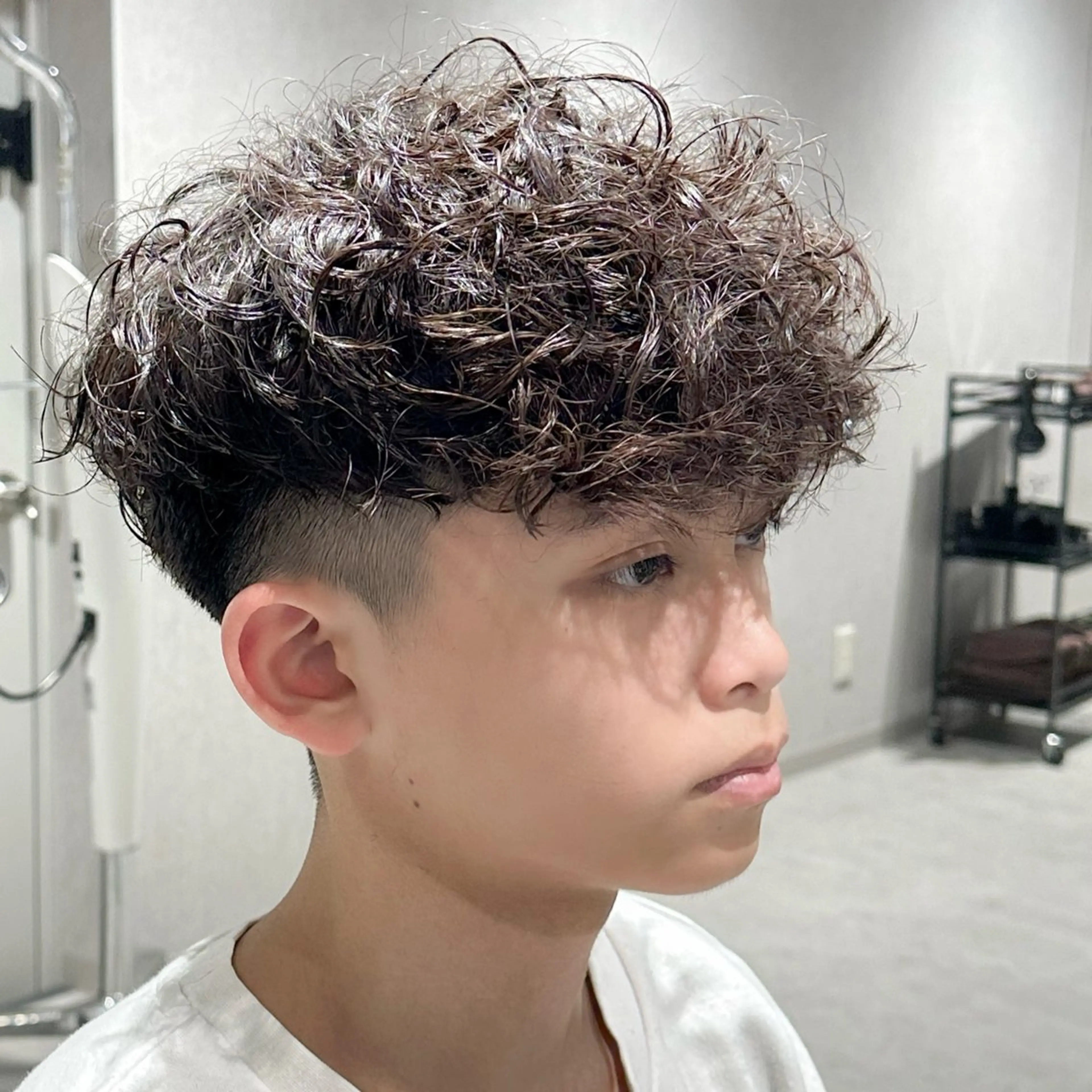 ショート パーマ メンズ スペインカール くせ毛 カット パーマ トリートメント フェザーパーマ職人 🪶ryosukeのヘアスタイル