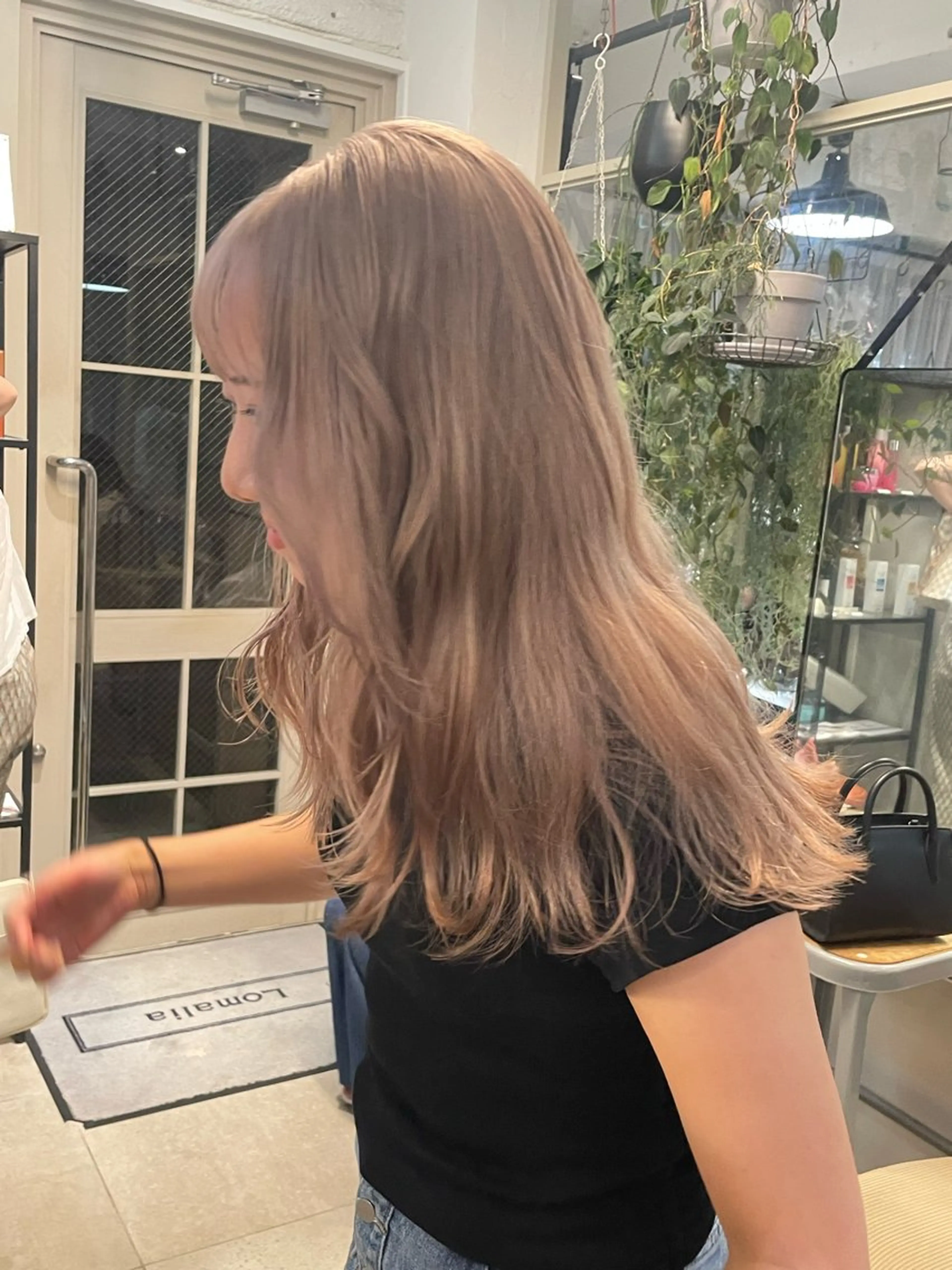 セミロング カラー ミルクティー× グレージュMOMOのヘアスタイル