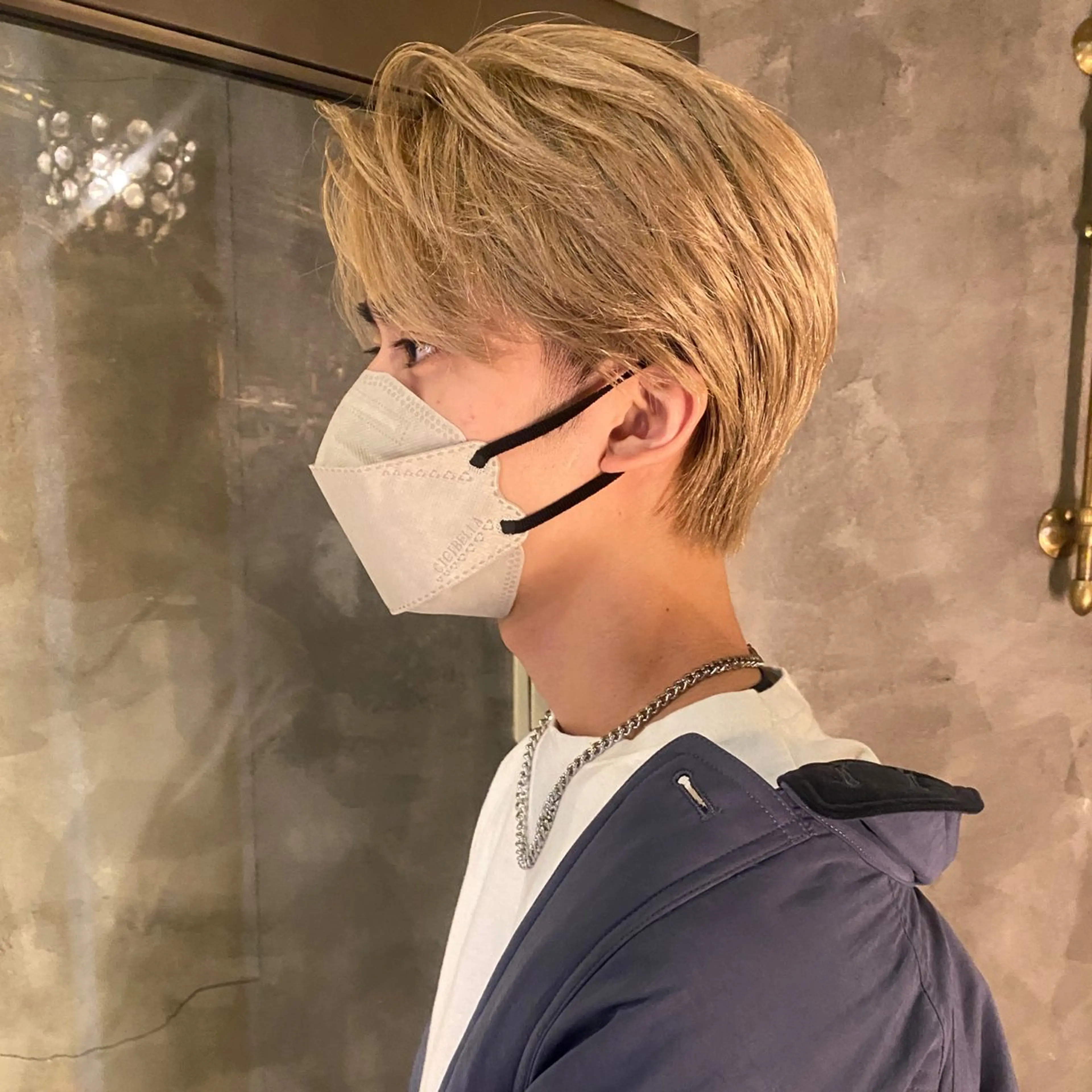 ショート カラー メンズ メンズブリーチ センターパート ブリーチ ブロンド カット ヘアカラー トリートメント ◽️モードヘア◽️ SHOUTOのヘアスタイル