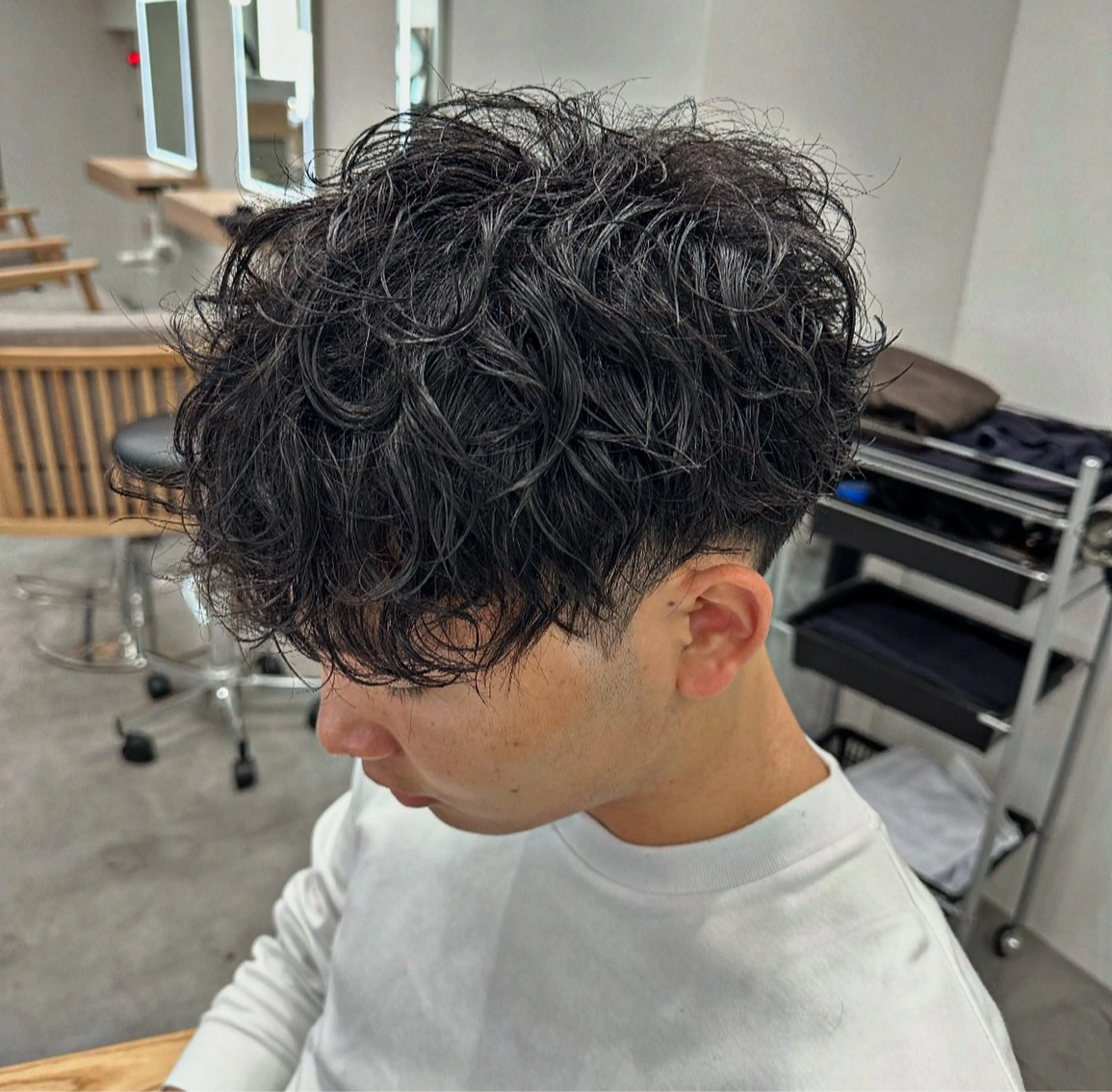ミディアム パーマ メンズ ミディアムパーマ マッシュ メンズパーマ カット パーマ cast 三宮所属・板岡 丈一のヘアスタイル