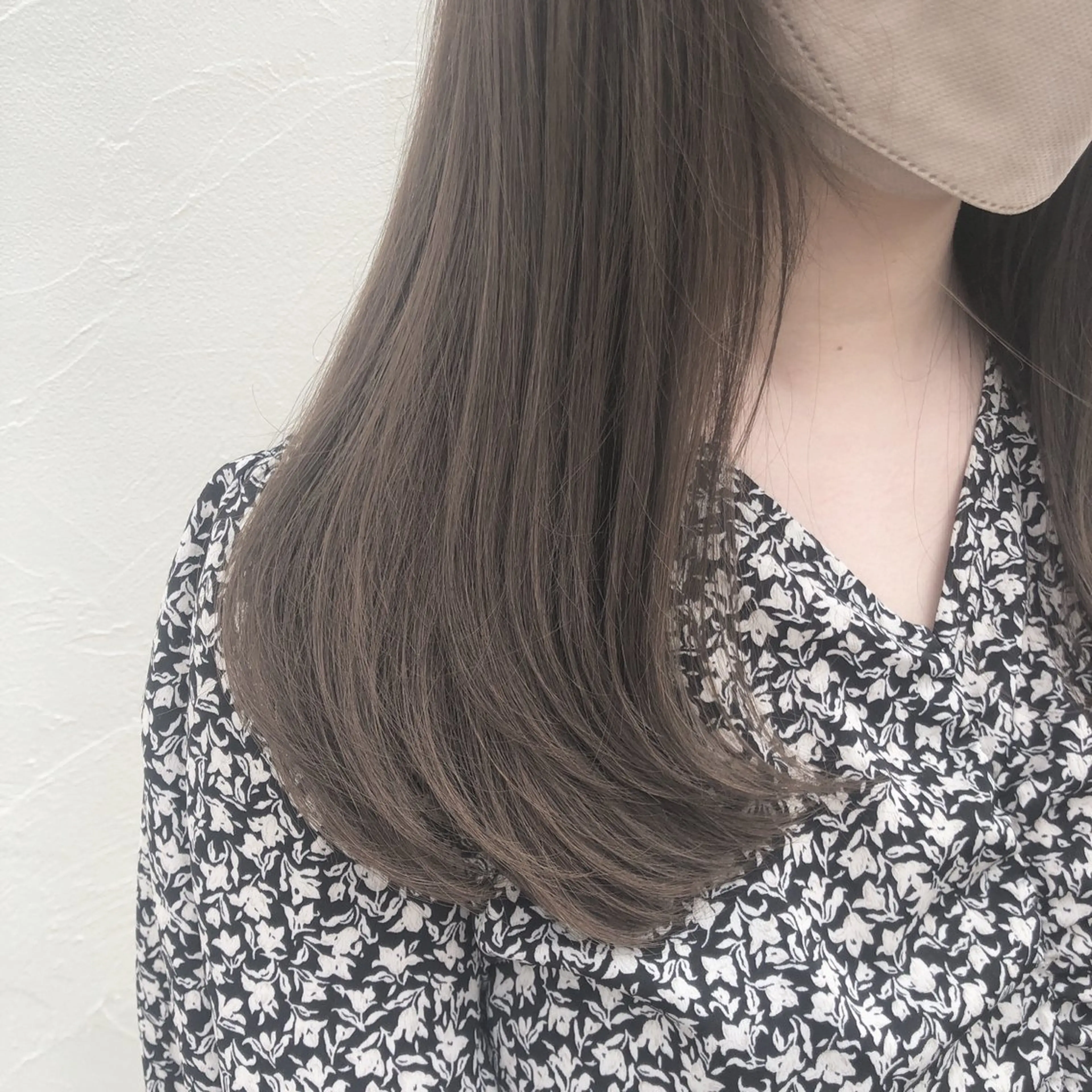 セミロング カラー パーマ ヘアアレンジ グレージュ 顔まわりレイヤー 顔周りカット レイヤーカット ローレイヤー カット ヘアカラー トリートメント ヘッドスパ 【ツヤ髪美容師】 ツダケイスケのヘアスタイル