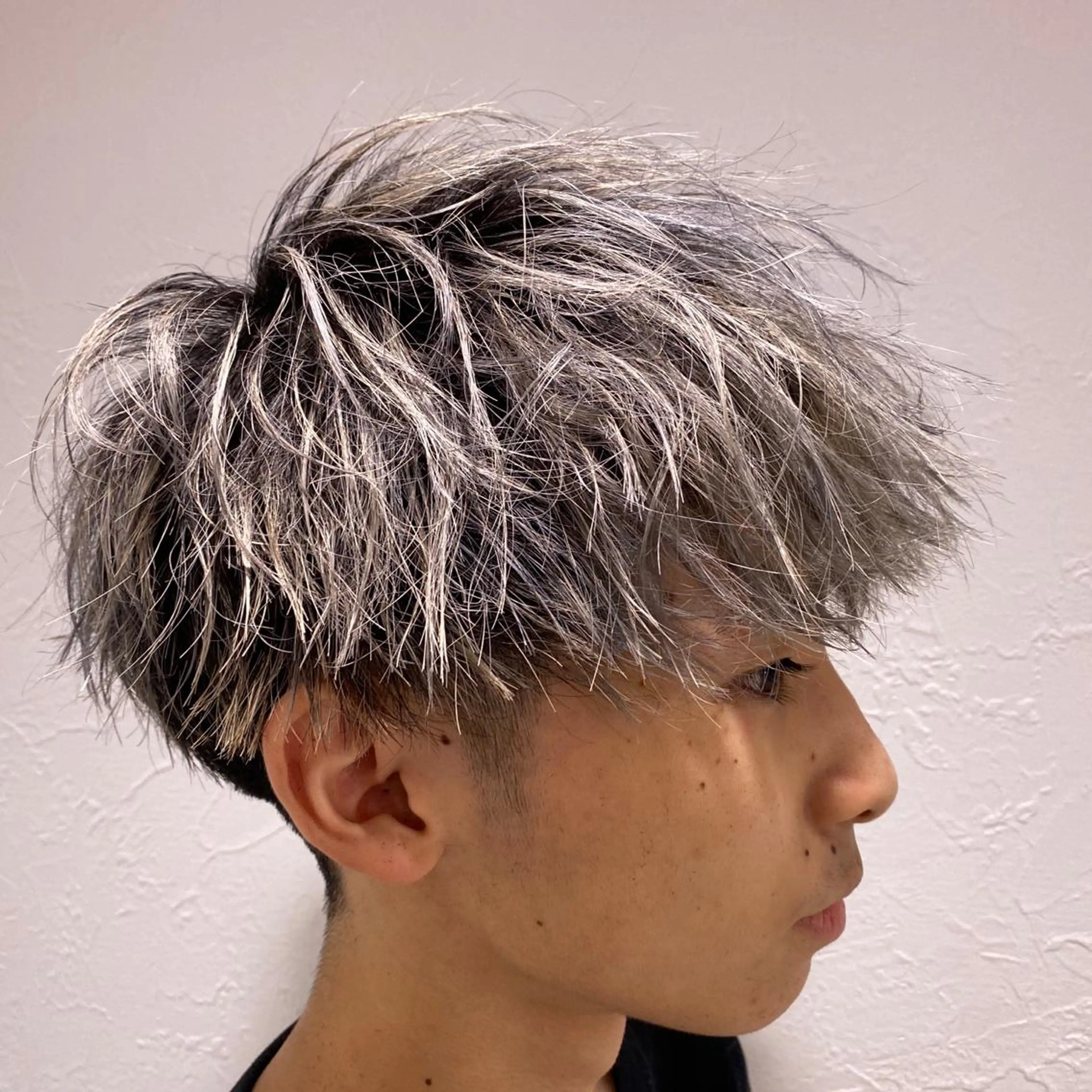 ショート カラー メンズ アップバング メンズブリーチ ビジネス センターパート メンズハイトーン 赤み消し🌿 透明感カラー🫧のヘアスタイル