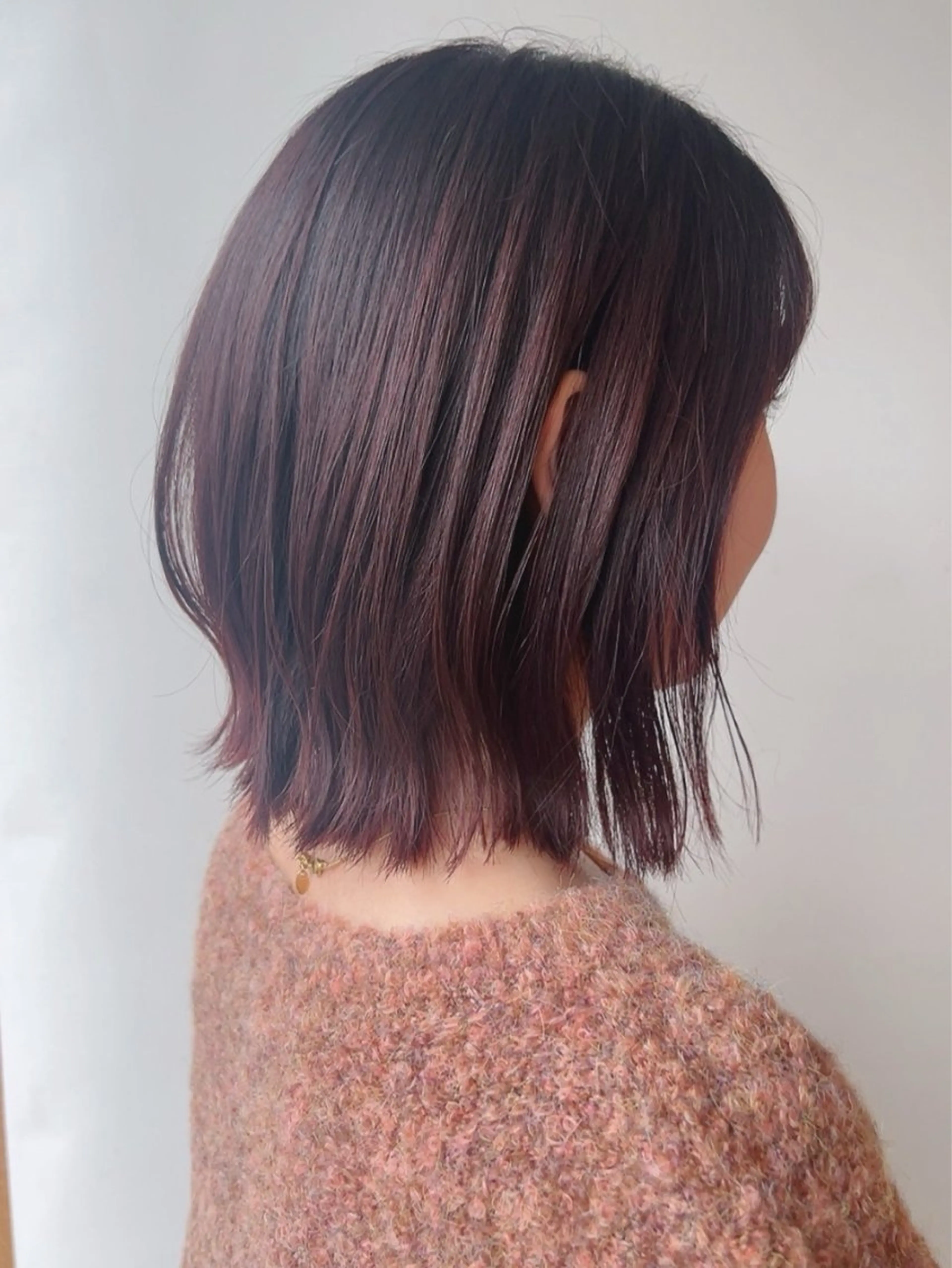 ミディアム カラー ピンクカラー 外ハネヘア morio from london所属・松岡彩華 ボブ /グレージュのヘアスタイル