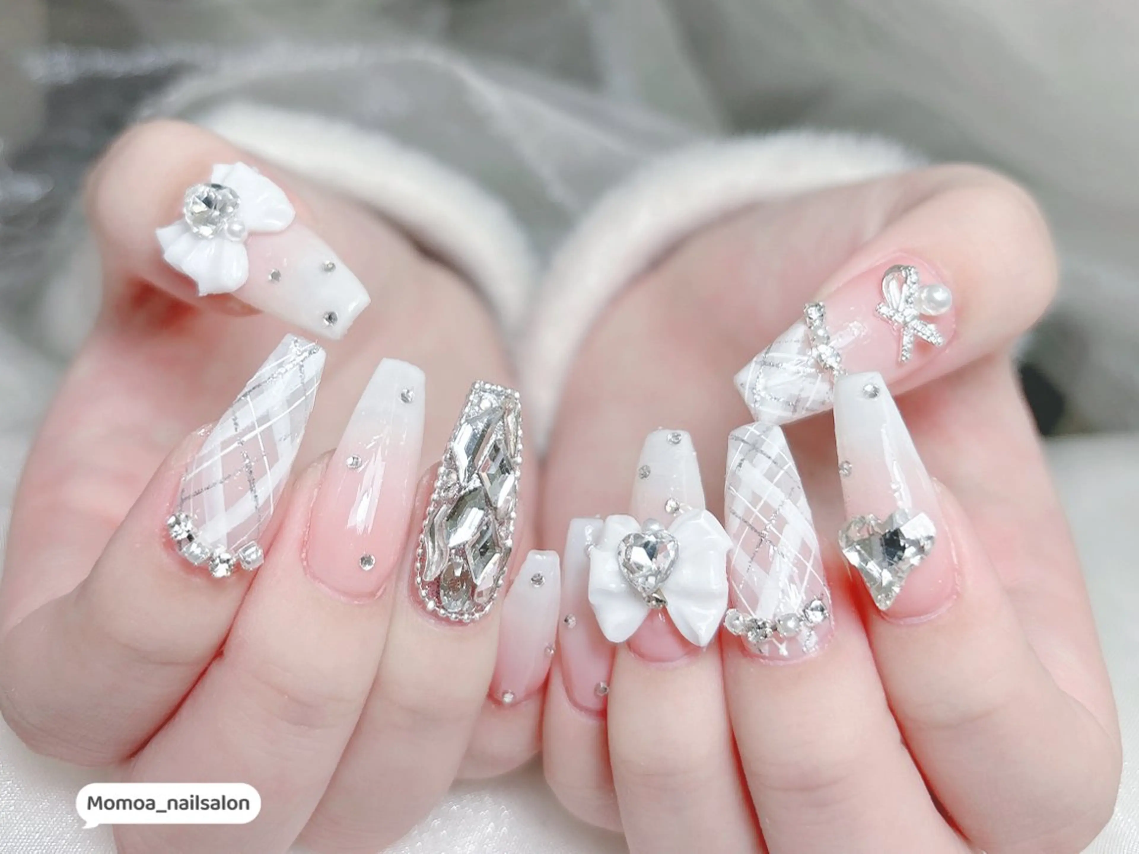 ネイル キラキラネイル 韓国ネイル スカルプネイル ハンドネイル Momoa nail salon所属・MoMoA Nail ネイル長さ出し専門店のネイルデザイン