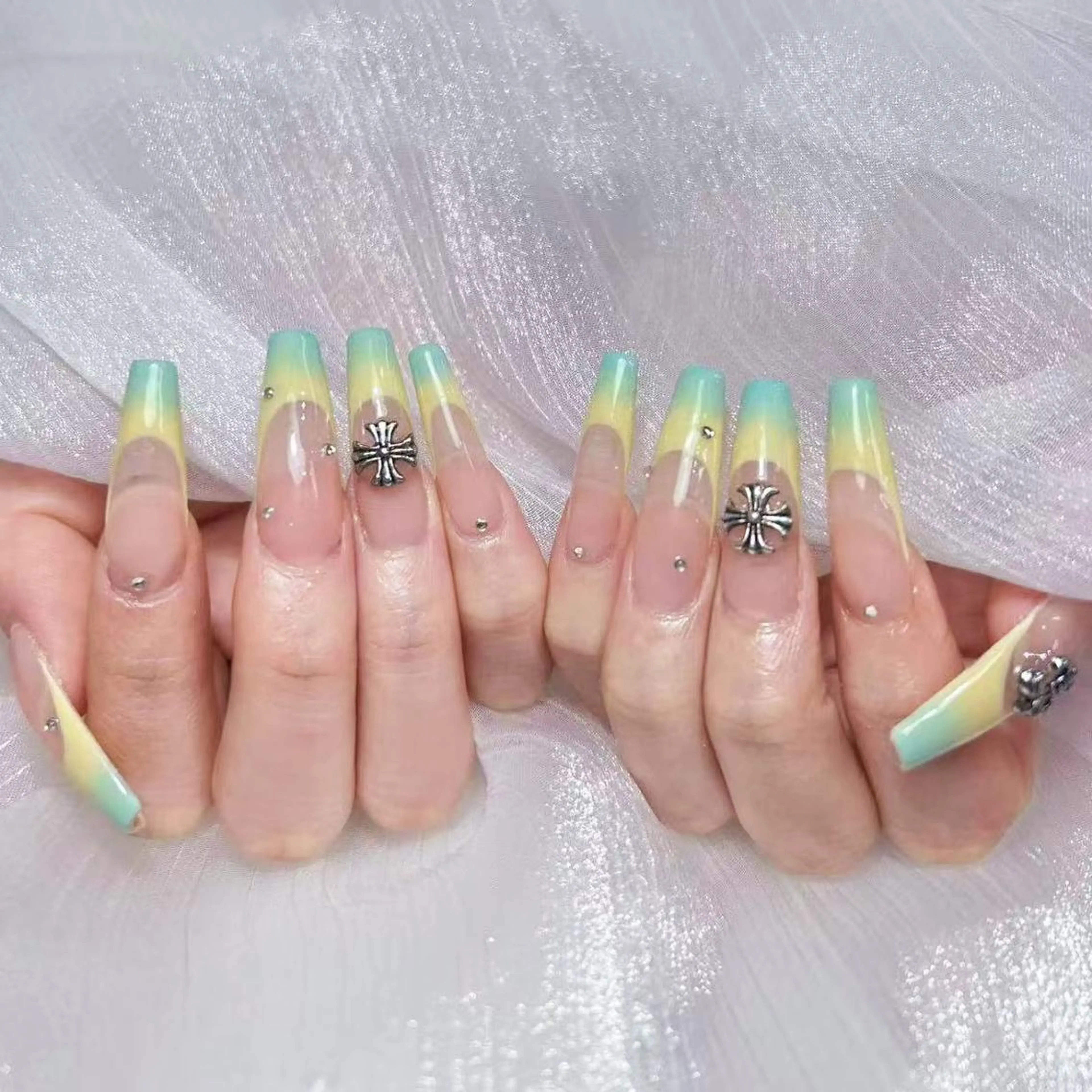 ネイル アートネイル オーロラネイル ガーリー キラキラネイル マグネットネイル ハンドネイル YOYO 💅のネイルデザイン