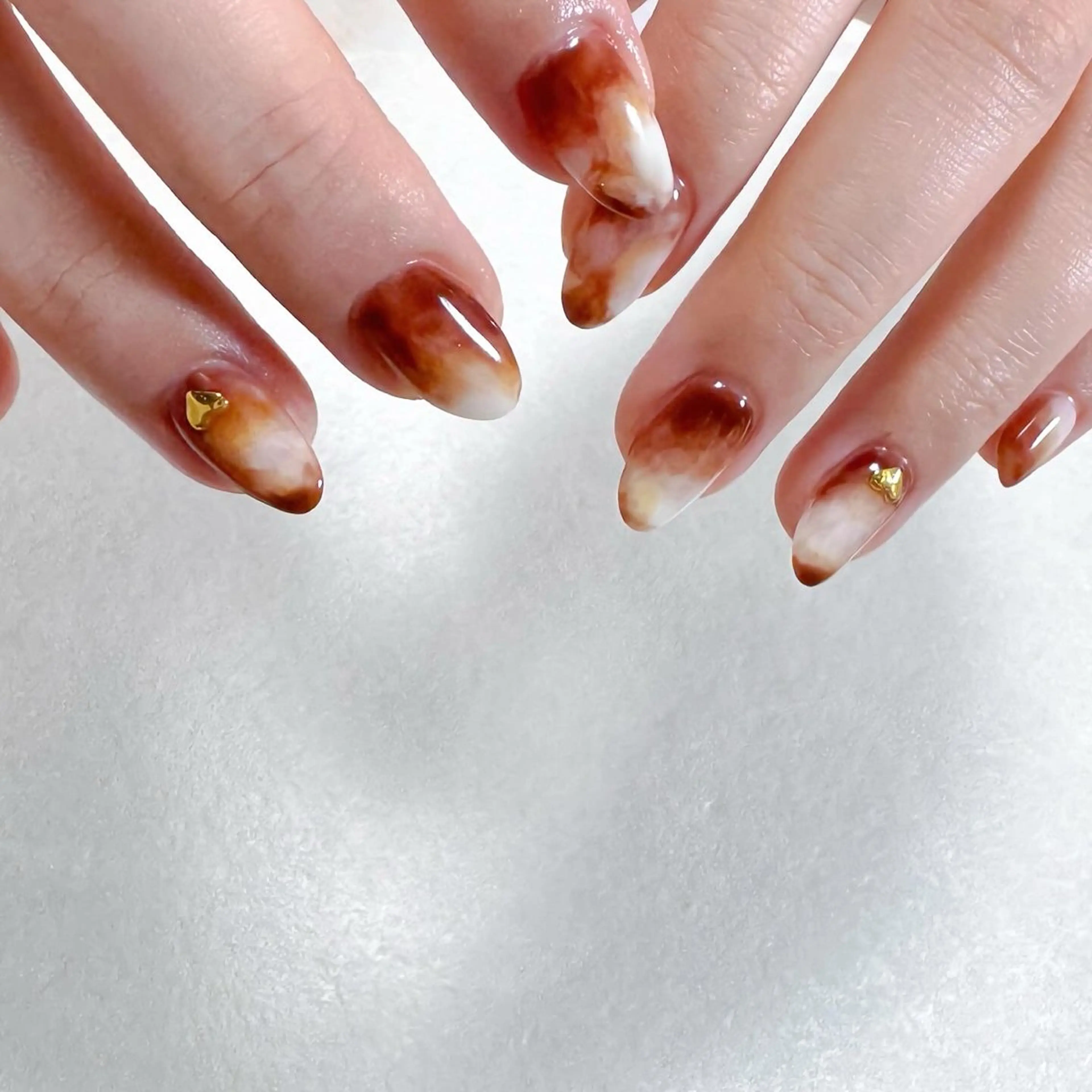 ネイル ブラウン ニュアンスネイル ホワイト ハンドネイル pointillé .ayaのネイルデザイン