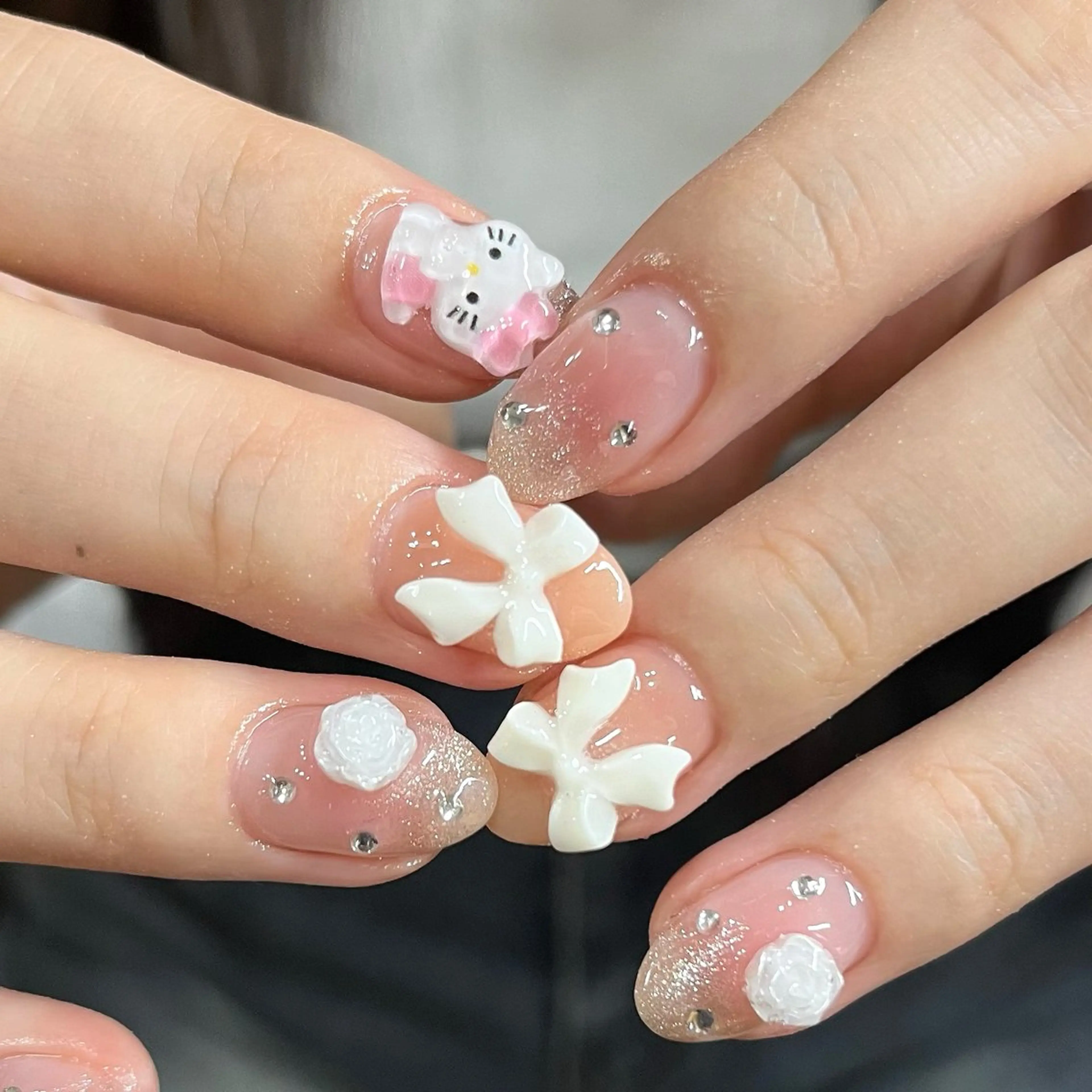 ネイル チークネイル ガーリー キラキラネイル マグネットネイル ピンク ハンドネイル ハンドケア 🎀NAIL🎀 AI🪄︎︎◝✩のネイルデザイン