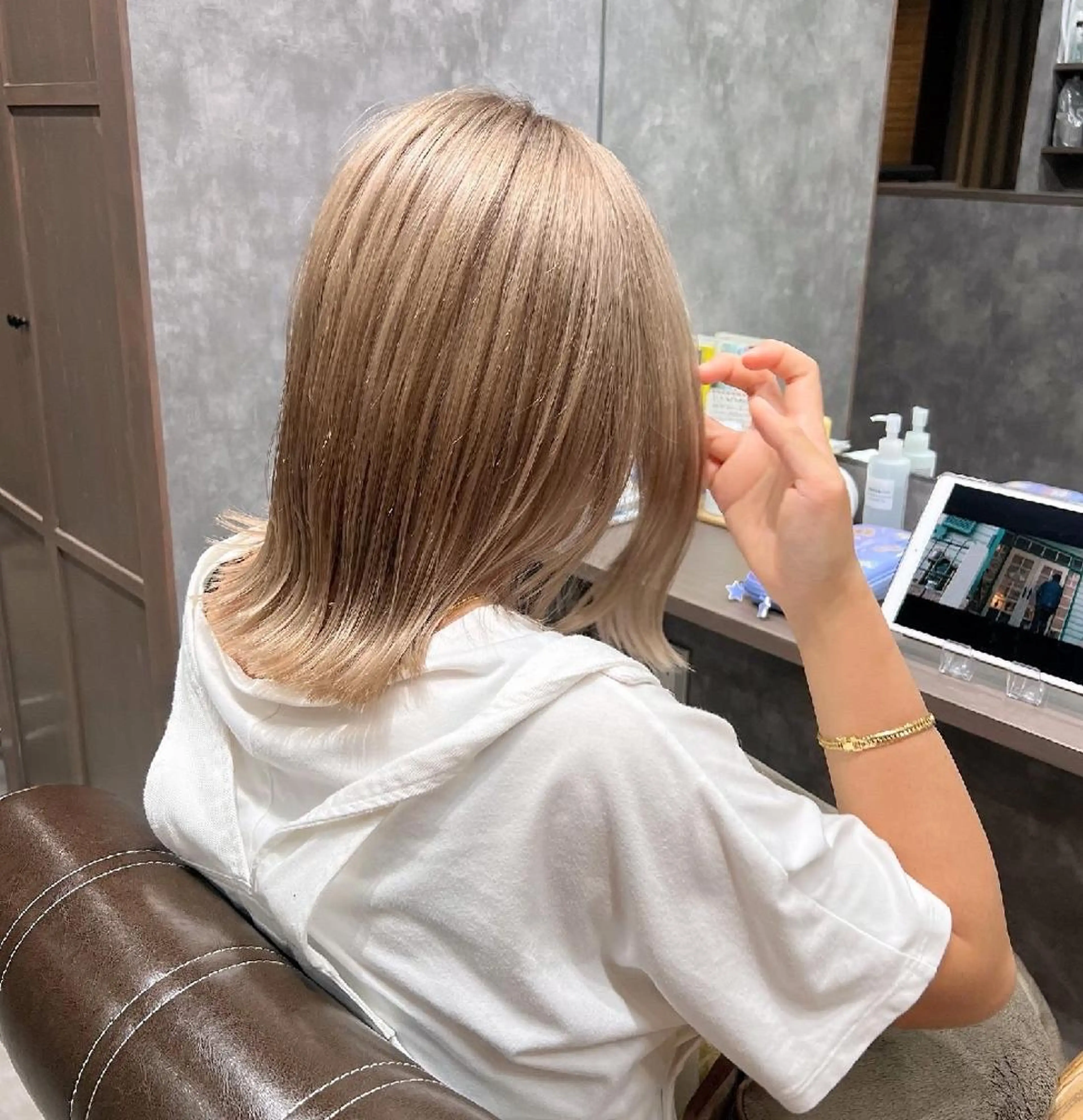 セミロング カラー iloli　メニューの無い美容室所属・iloli代表　前田 雄也　のヘアスタイル