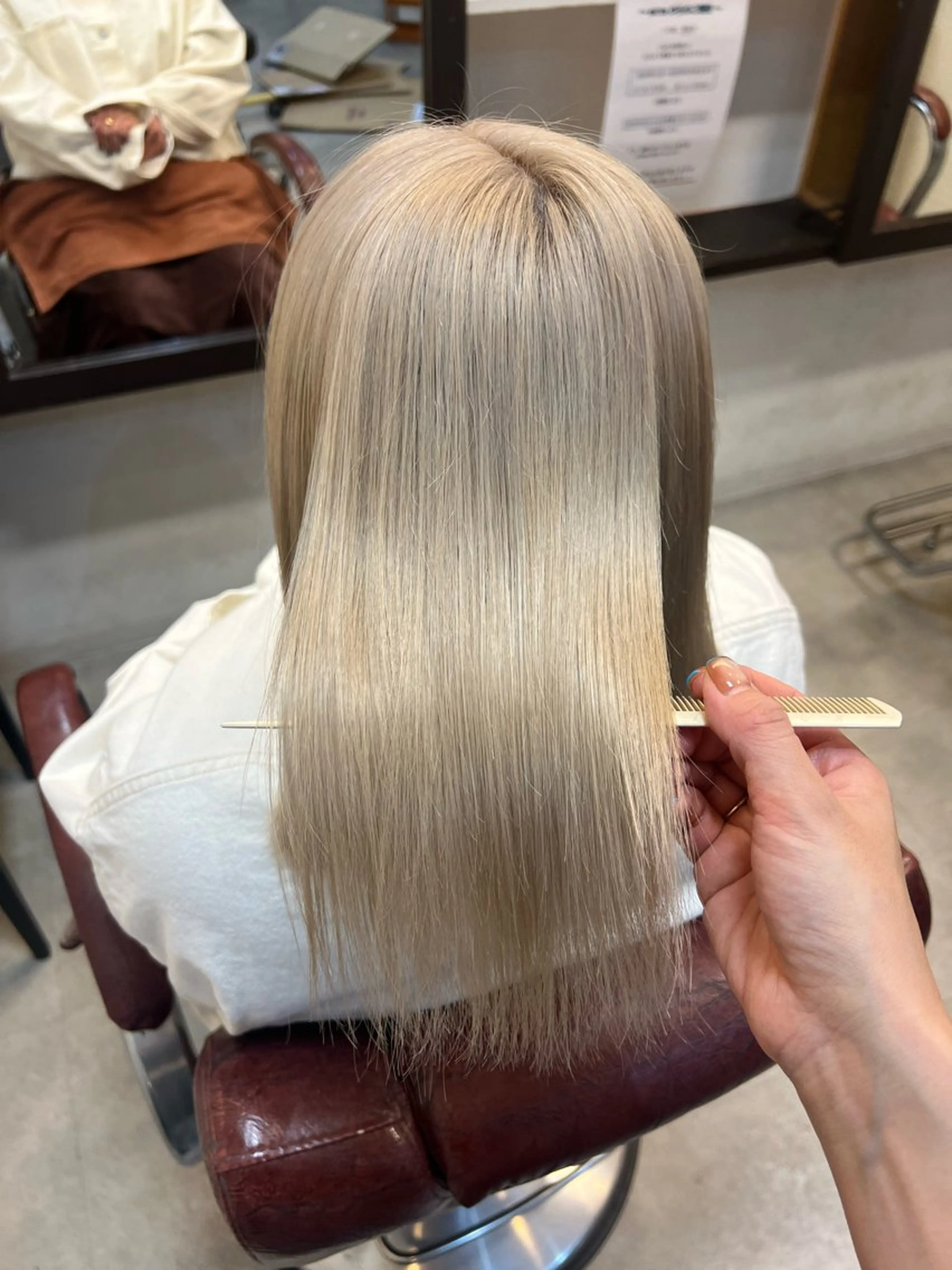 ミディアム カラー ベージュカラー ホワイトベージュ 吉岡 なみのヘアスタイル