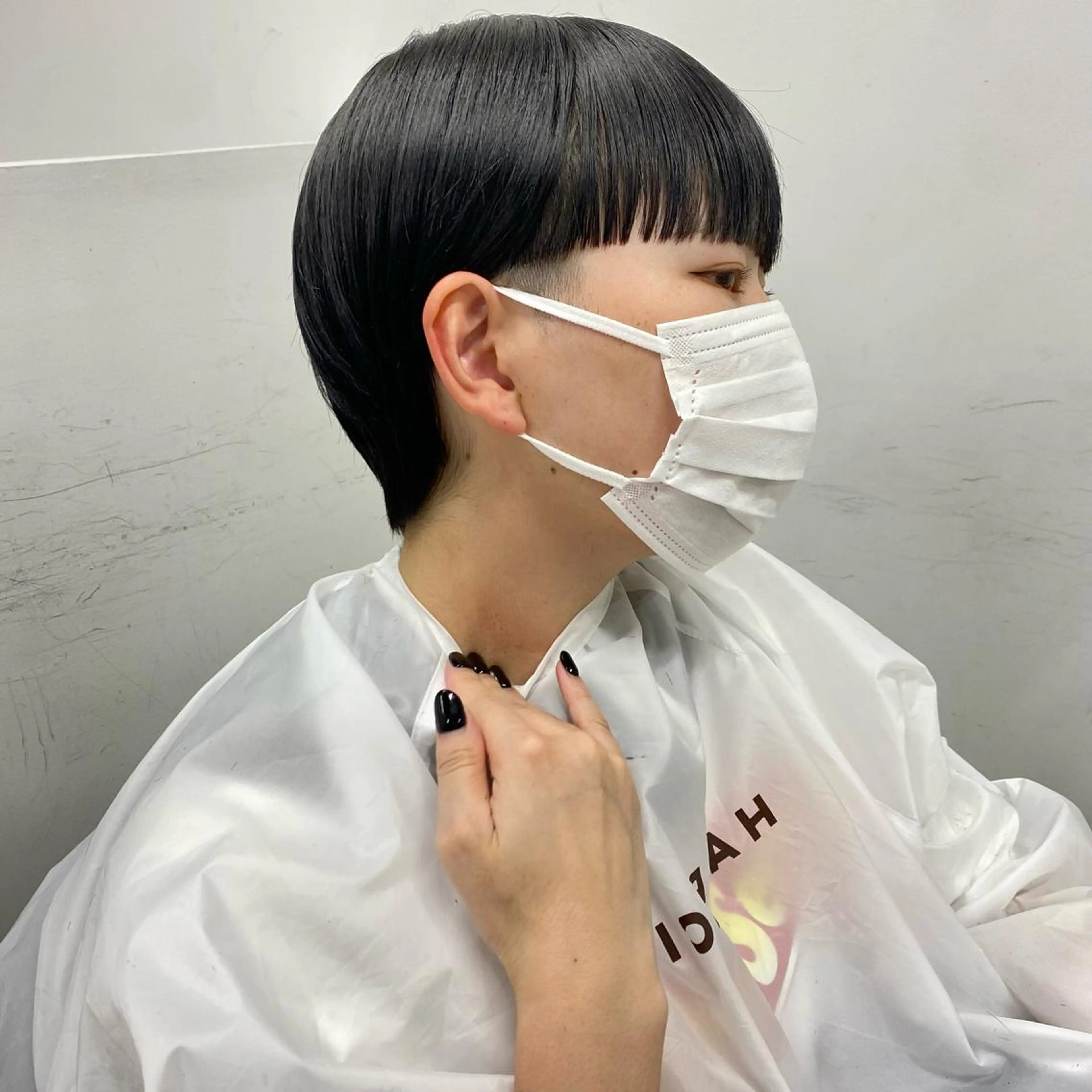 ショート カラー ワイドバング 山口 モエのヘアスタイル