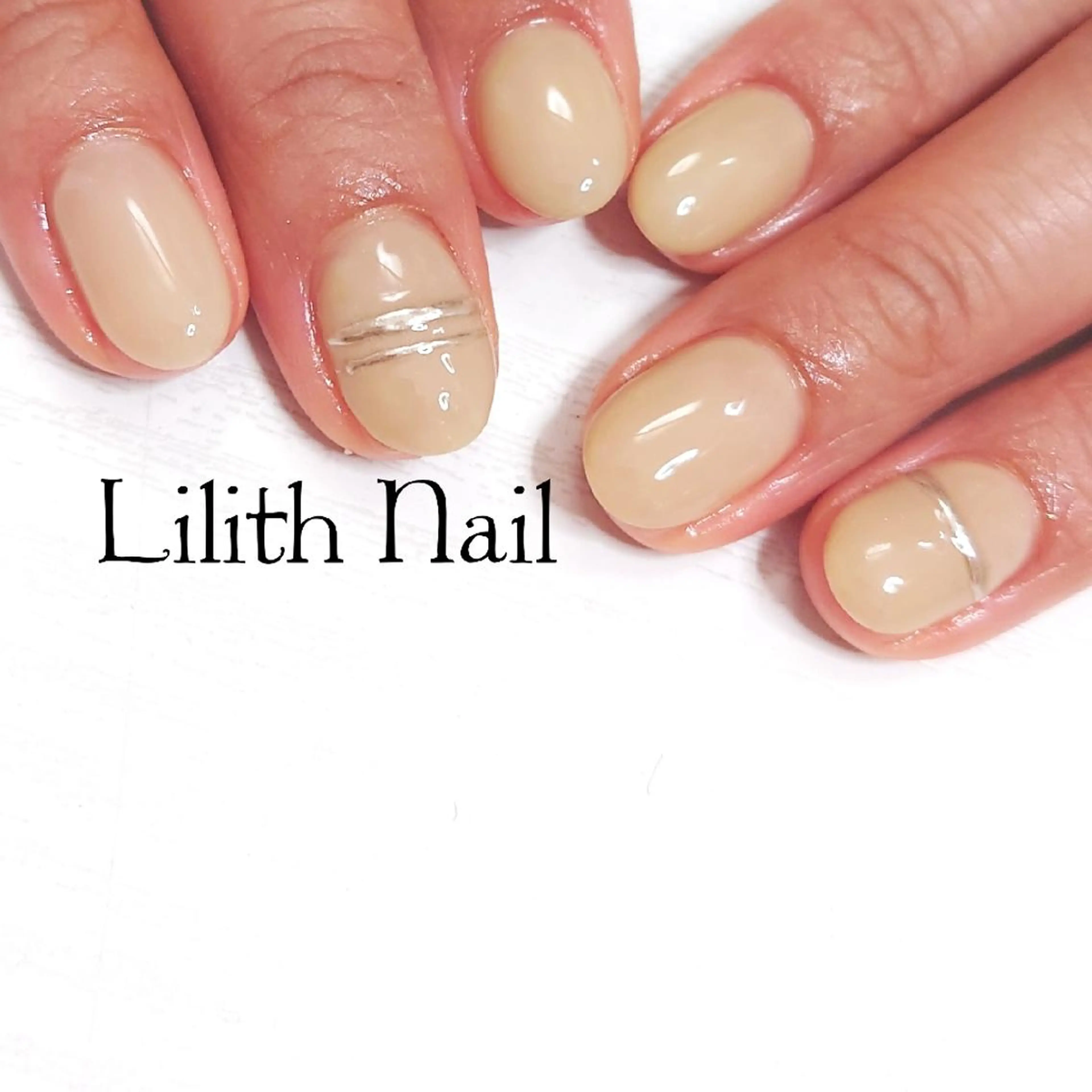 ネイル ミラーネイル ショートネイル シルバー 春ネイル 黄色 ハンドネイル Lilith Nailのネイルデザイン
