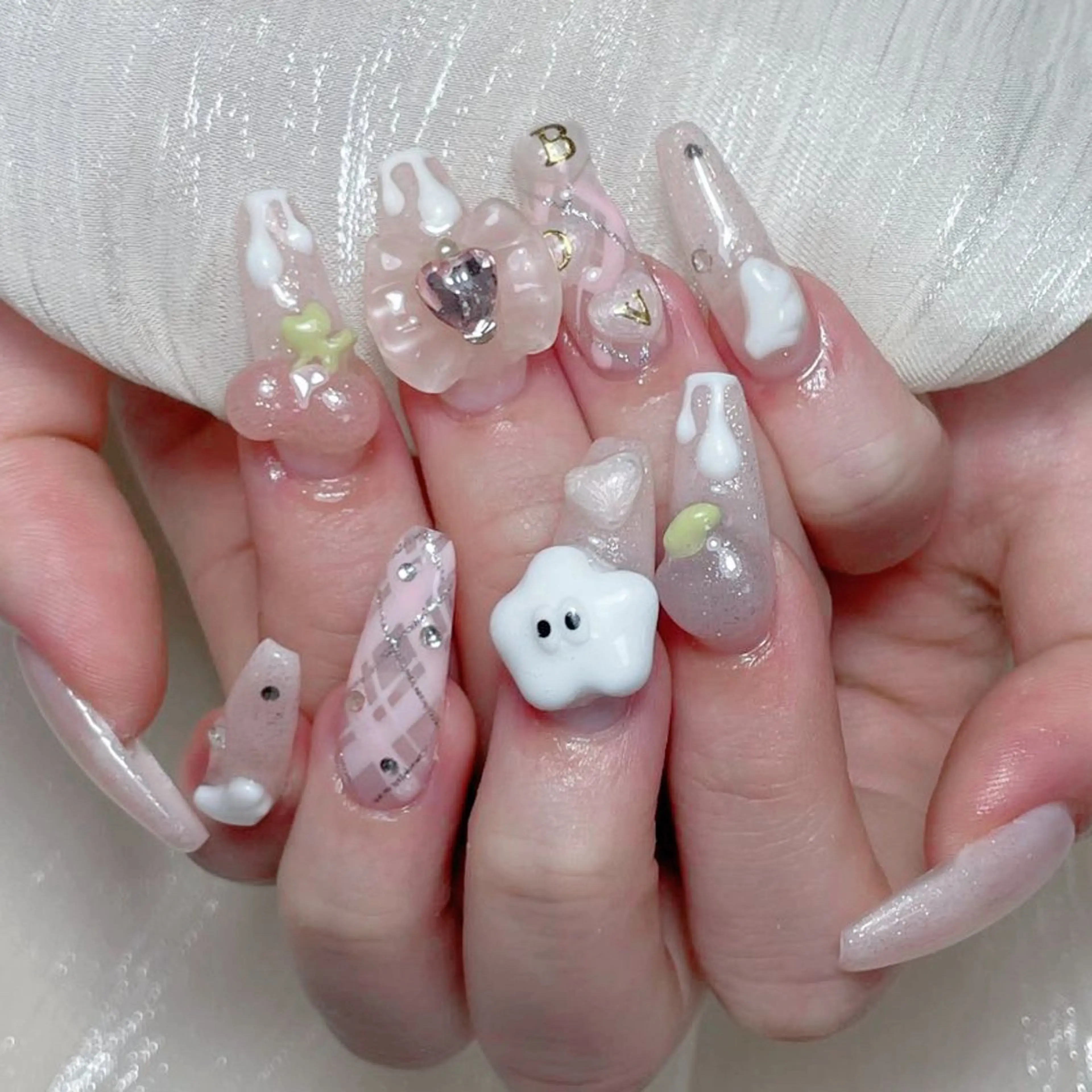 ネイル アートネイル オーロラネイル フラッシュネイル ガーリー キラキラネイル ハンドネイル Diamond NAIL✨のネイルデザイン