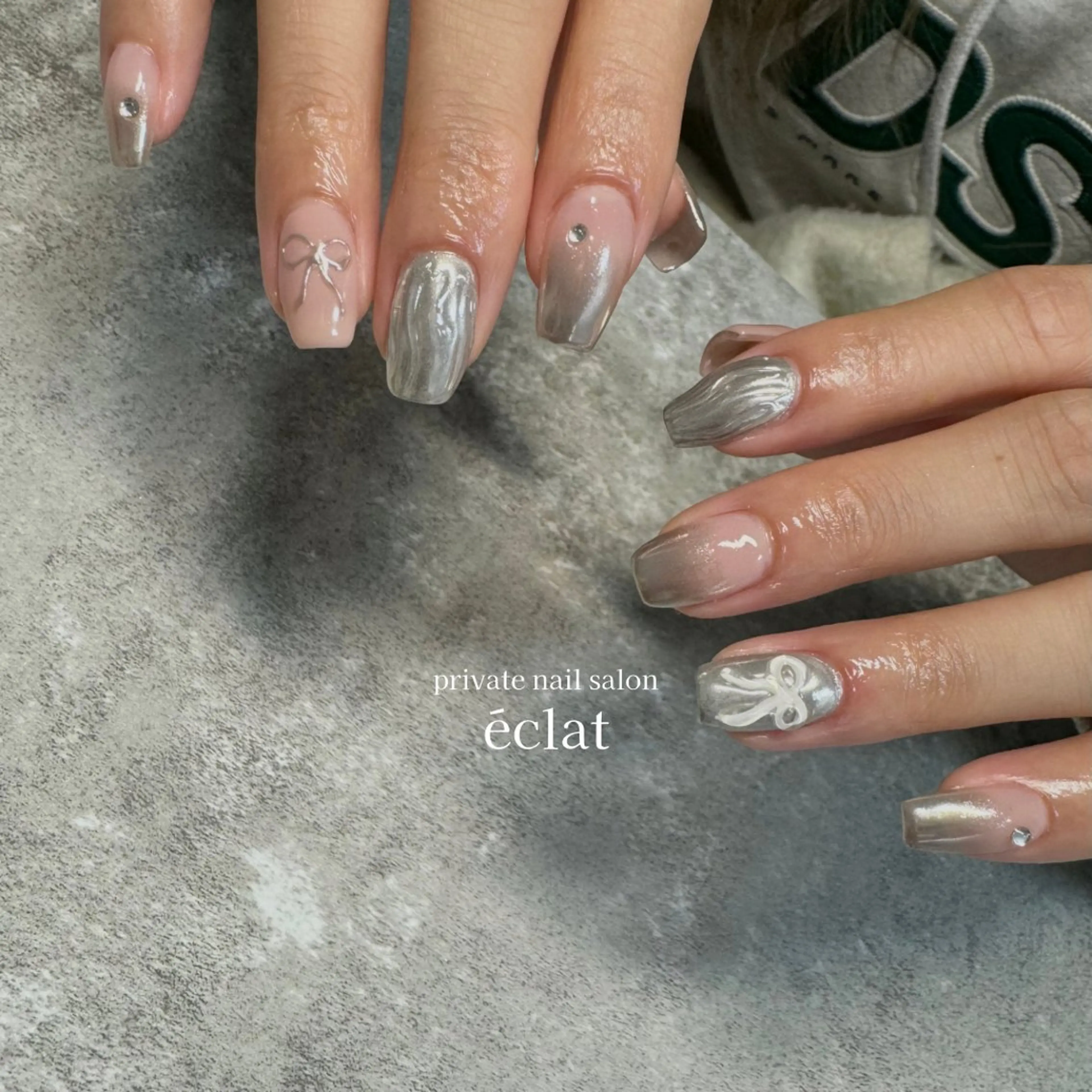 ネイル ミラーネイル リボン nailsalon éclatのネイルデザイン