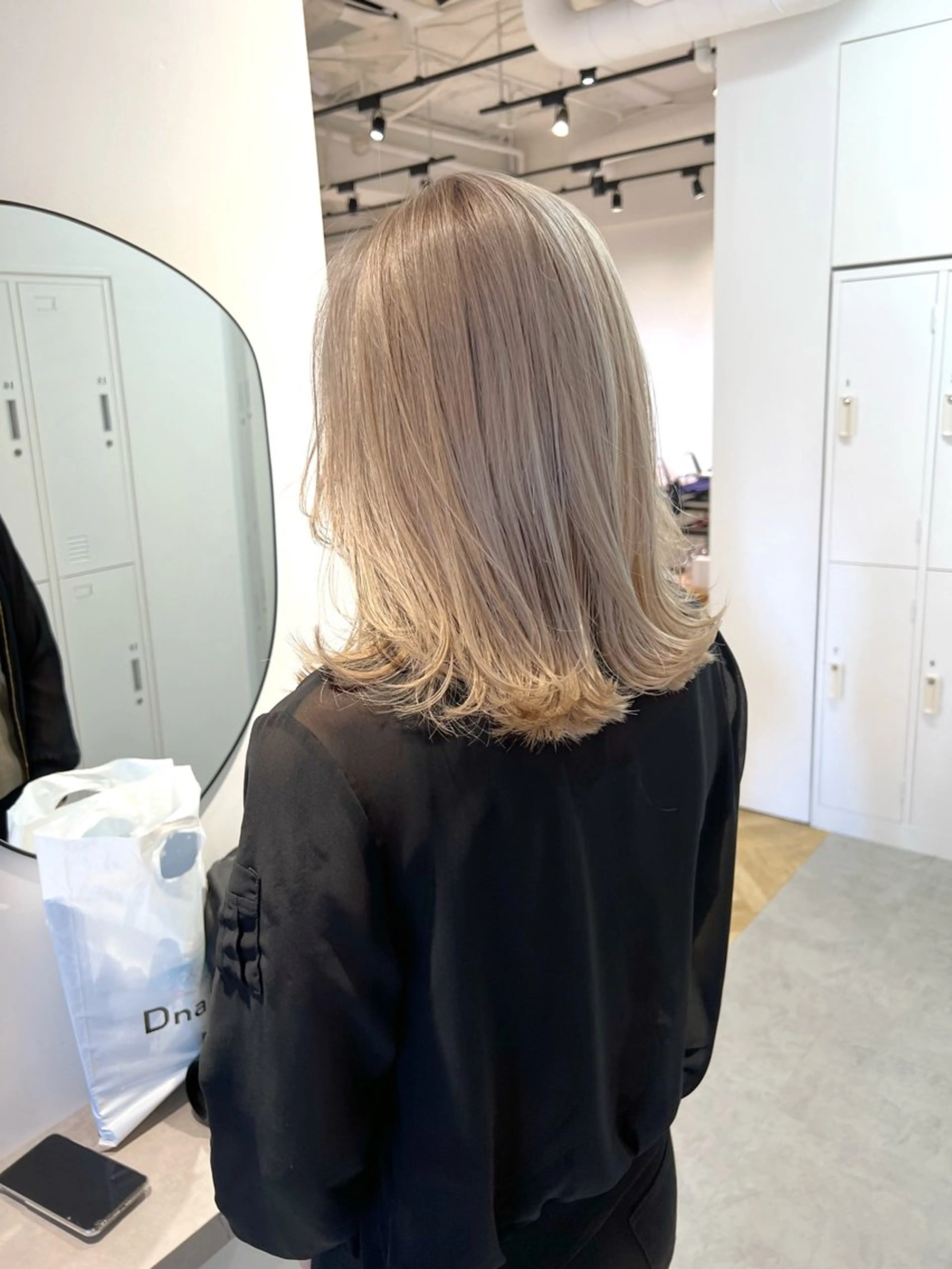 ミディアム カラー ベージュカラー ブリーチ ホワイトベージュ 三宅 昌太のヘアスタイル