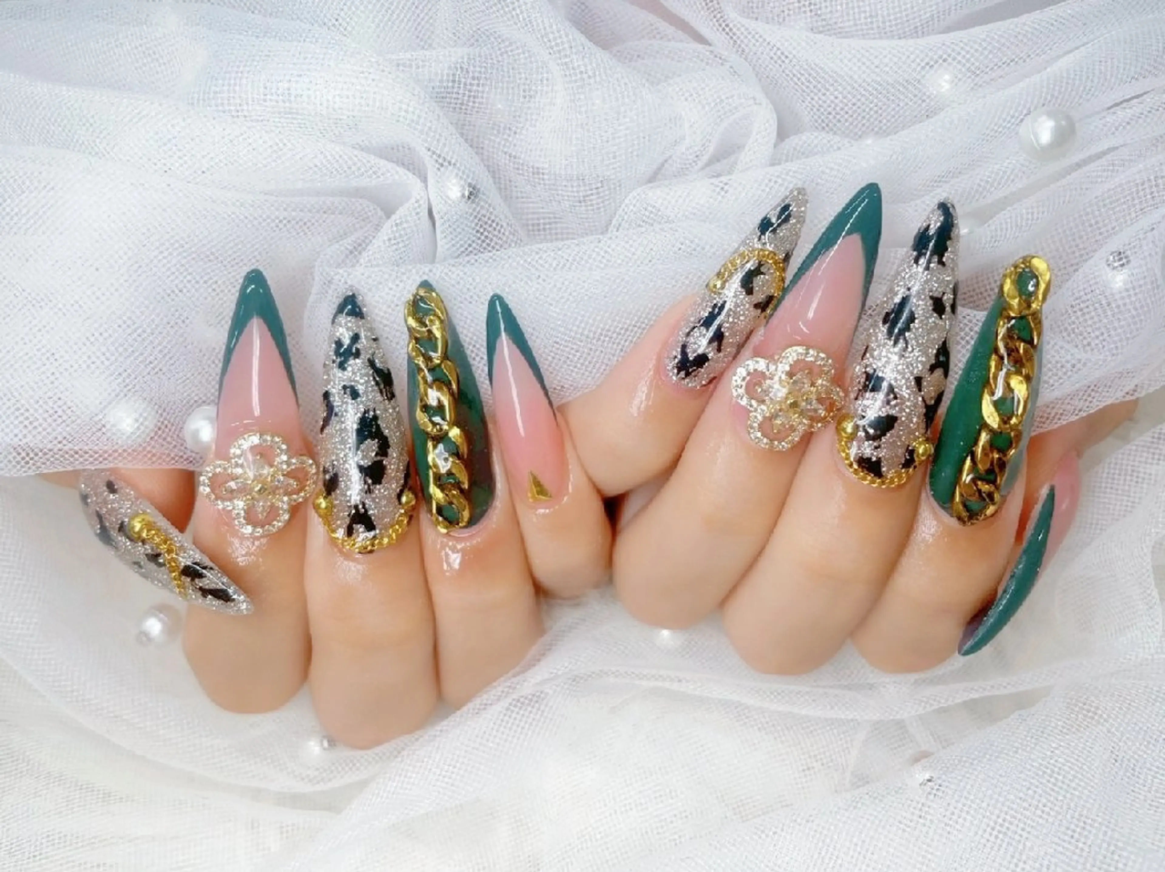 ネイル フラッシュネイル フレンチネイル キラキラネイル ラメ(グリッター) マグネットネイル Chouette Nailのネイルデザイン