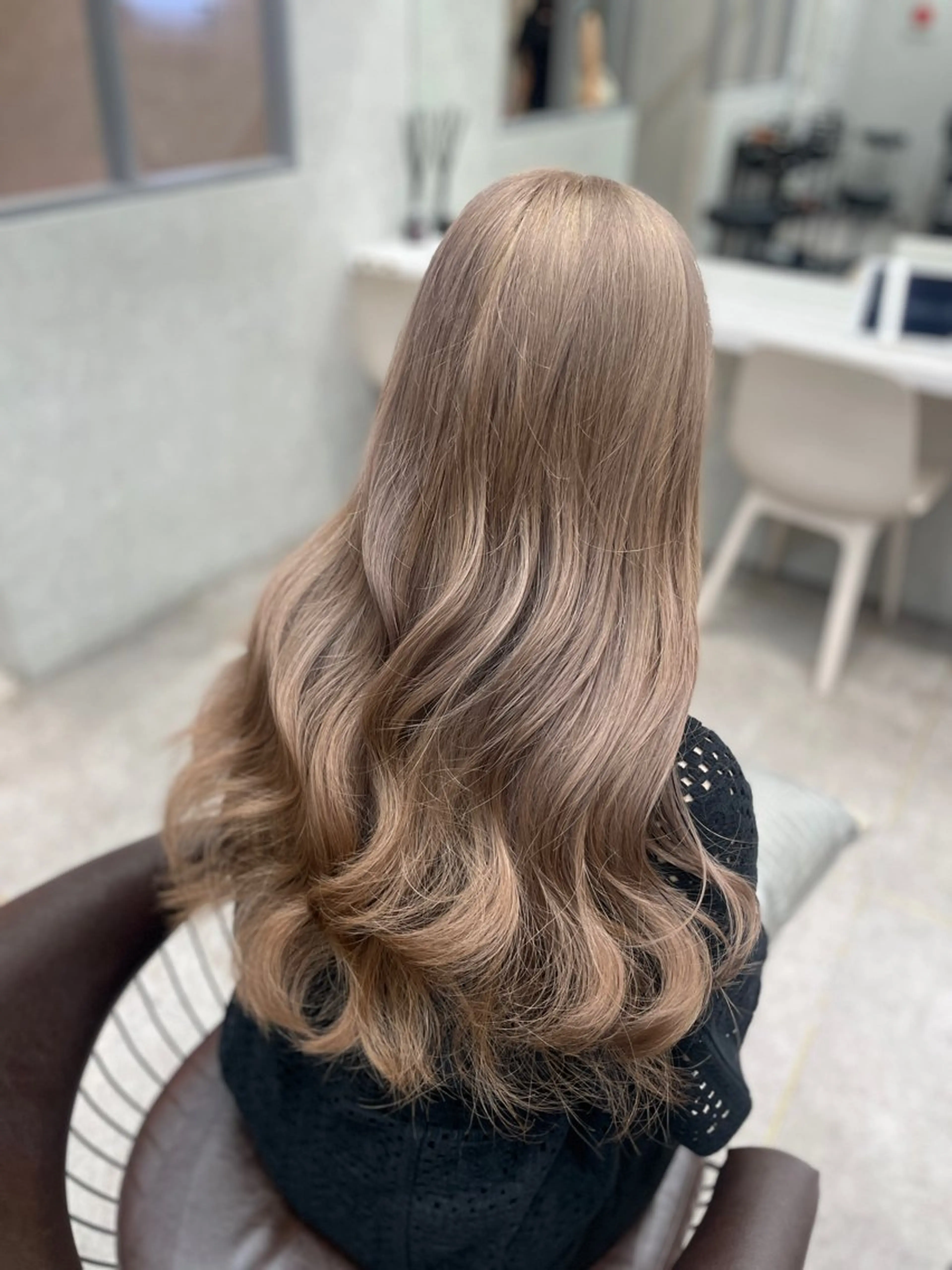 ロング ヘアカラー トリートメント Nanami / ベージュ/グレージュのヘアスタイル