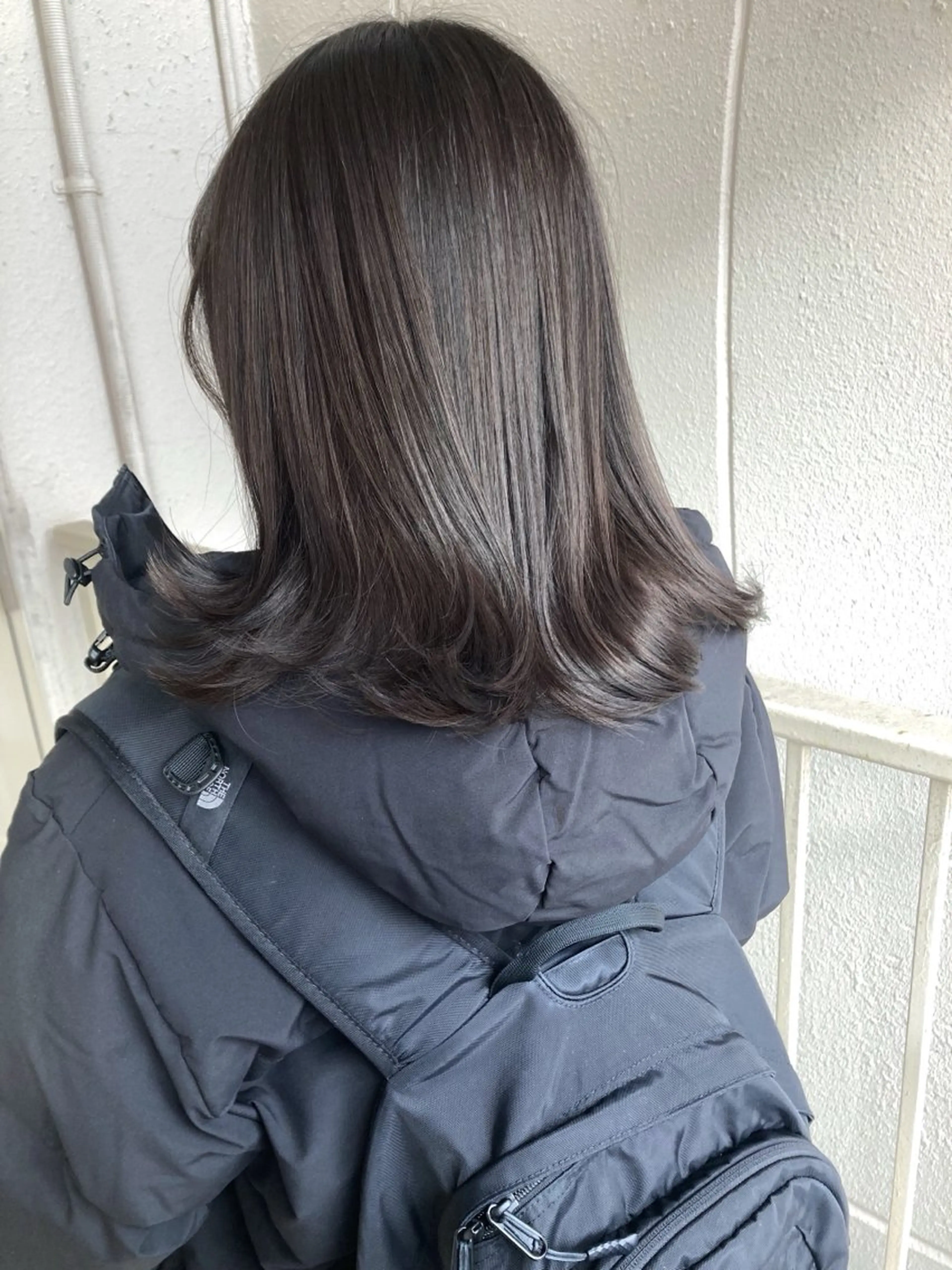 ミディアム アッシュ roka ノゾミのヘアスタイル