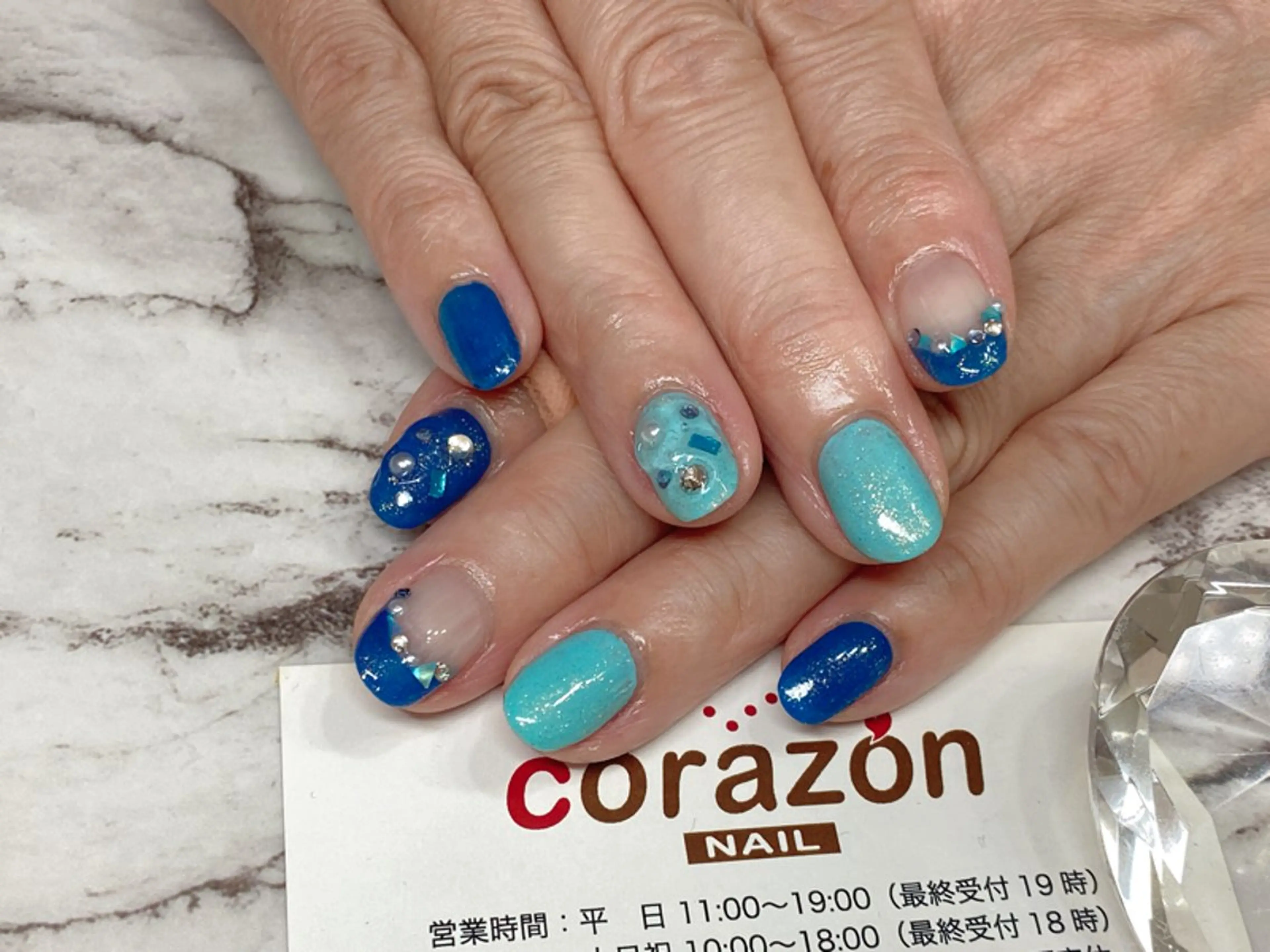 ネイル アートネイル ブルー フレンチネイル 水色 ストーンネイル corazon所属・ネイリスト aicoのネイルデザイン