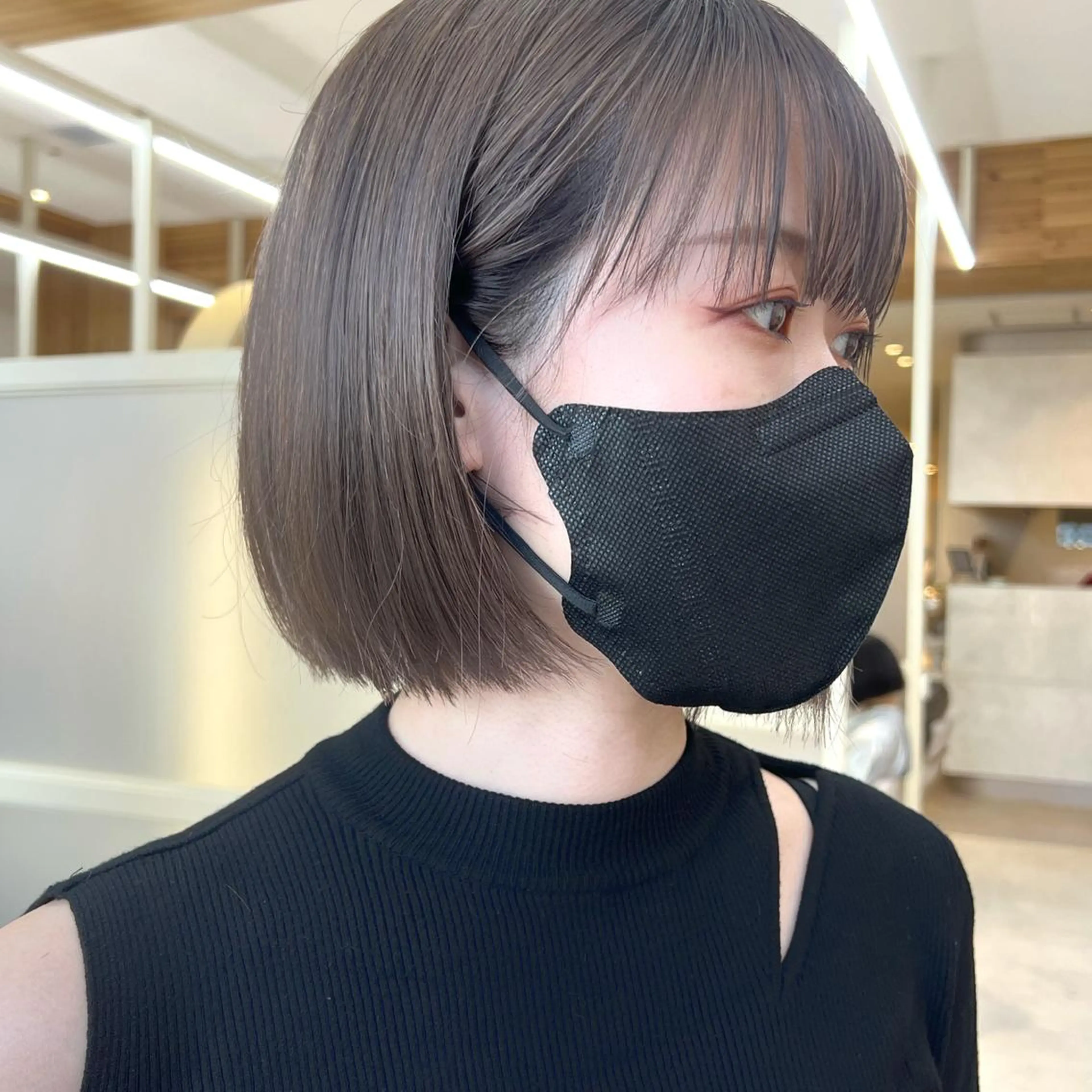 ショート カラー 切りっぱなしボブ 前下がりボブ ベージュカラー ブリーチ グレージュ カット ヘアカラー トリートメント ニュアンスレイヤー ハイトーンカラーのヘアスタイル