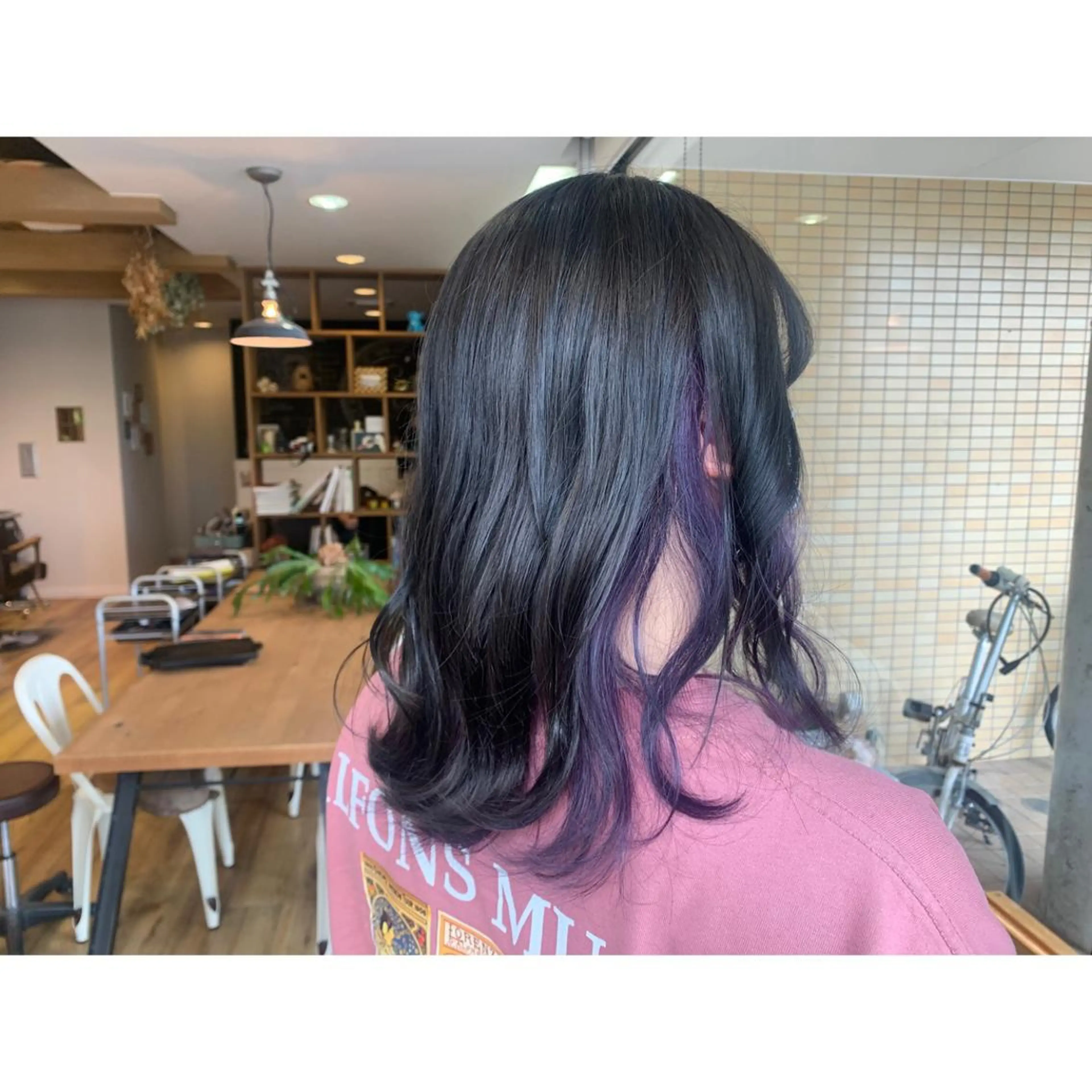 セミロング カラー 黒髪 ブルーカラー ブルーブラック バイオレットカラー ヘアカラー トリートメント ツキダテ ユイのヘアスタイル