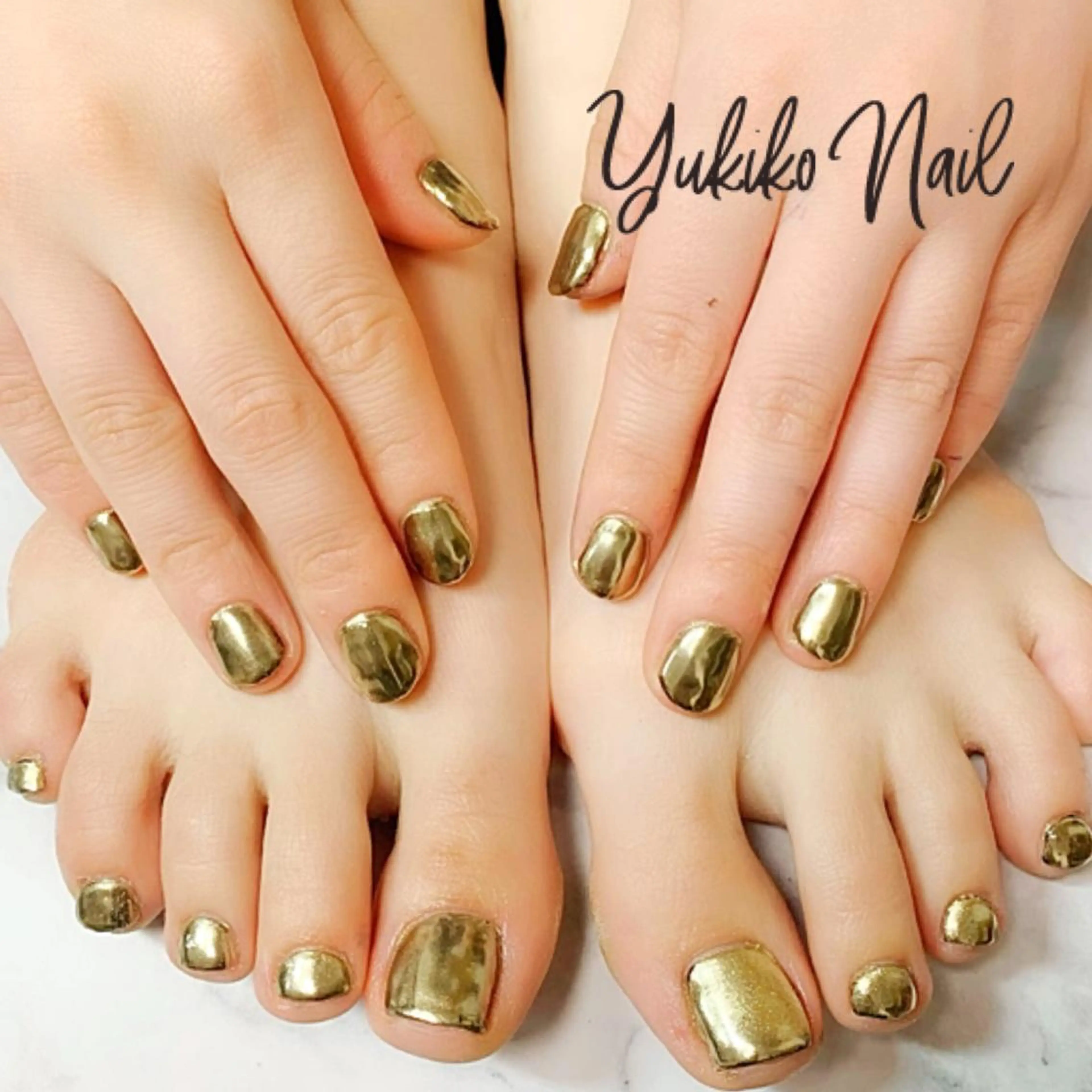 ハンドフット共に黒ベースのK24純金ゴールドのミラーネイル