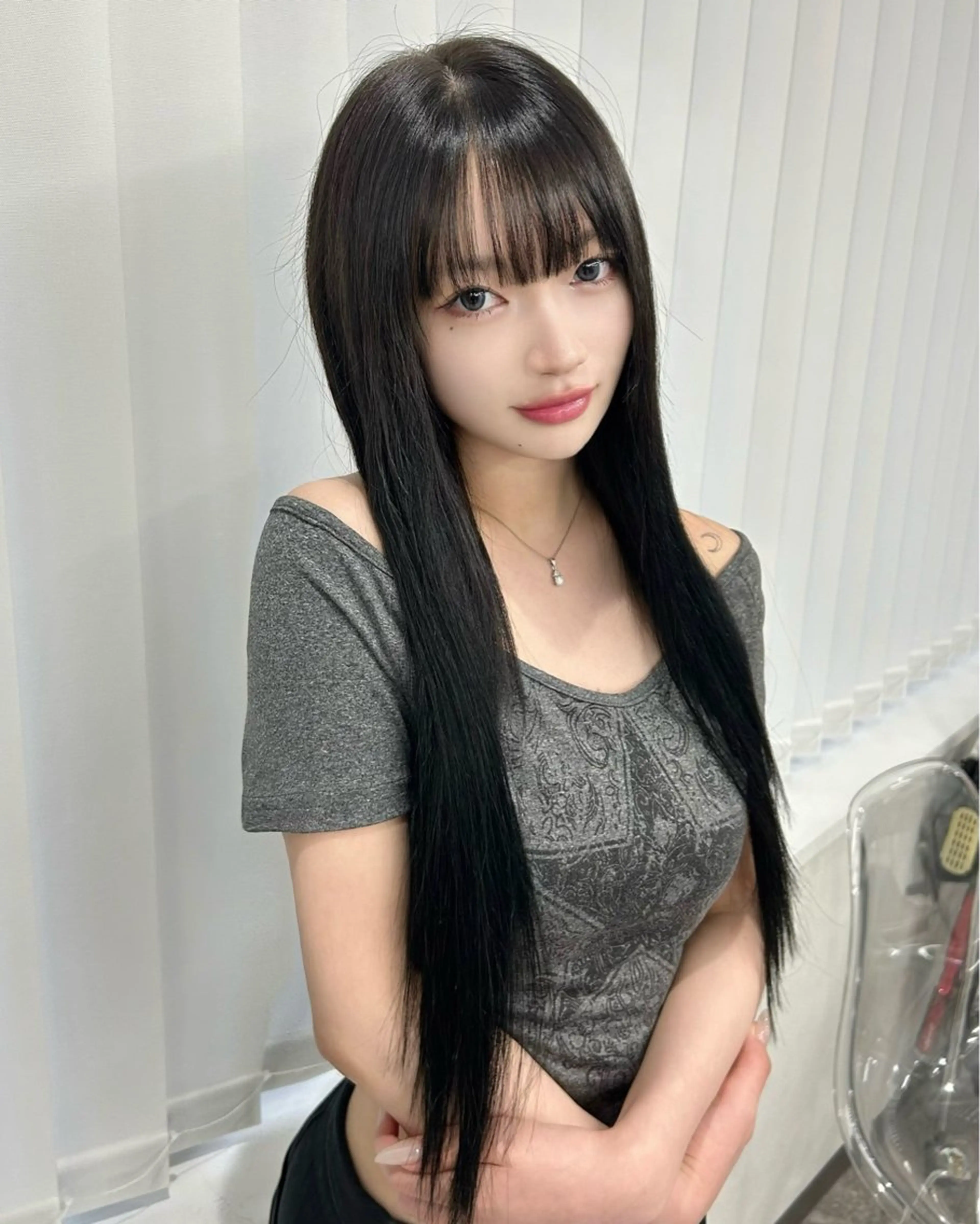 ロング カラー 黒髪 グレーブラック ヘアカラー エクステ LANDS所属・nanaka 🤍韓国ワンホンヘアのヘアスタイル