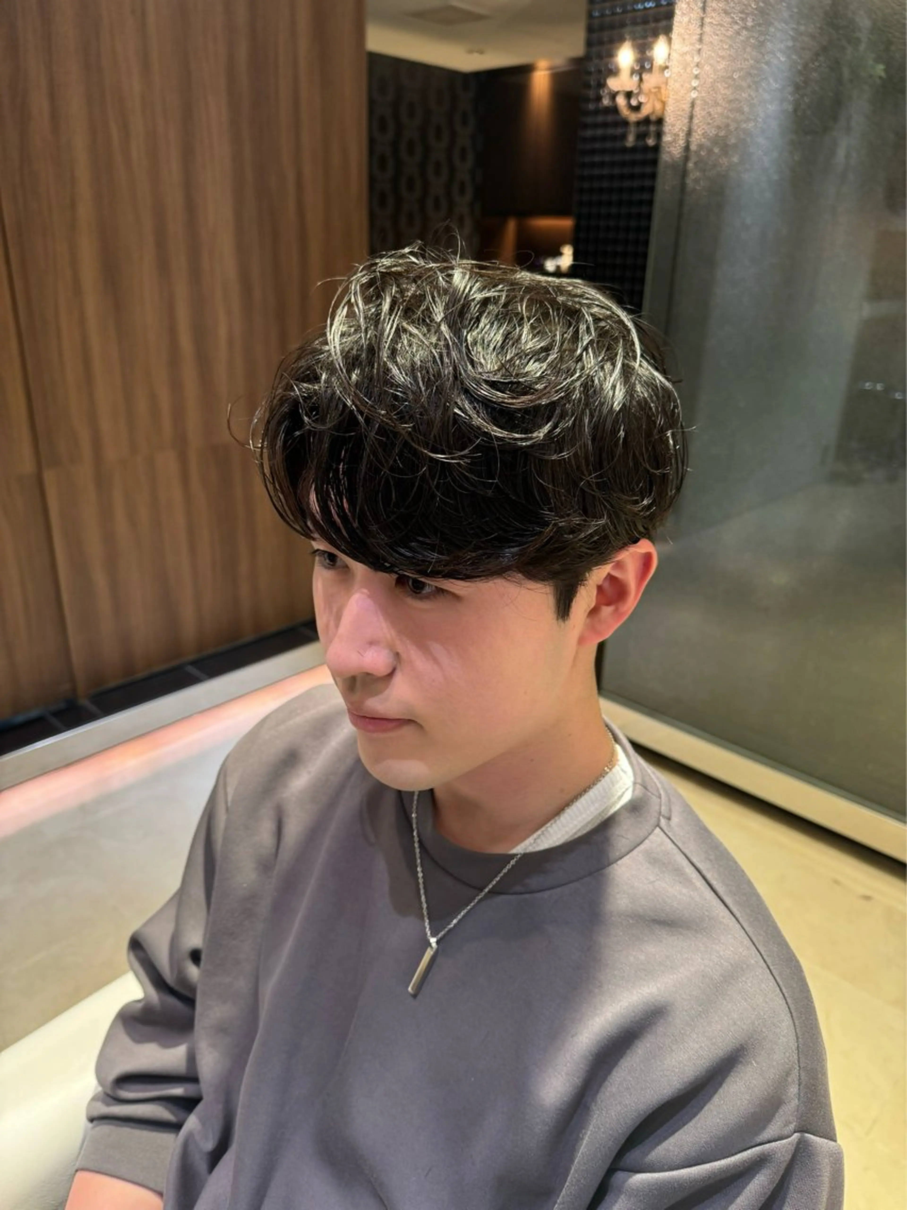 ショート パーマ メンズ センターパート コンマヘア ダウンパーマ カルマパーマ メンズ韓国風 YUKI🇰🇷 カルマ／ダウンパーマのヘアスタイル