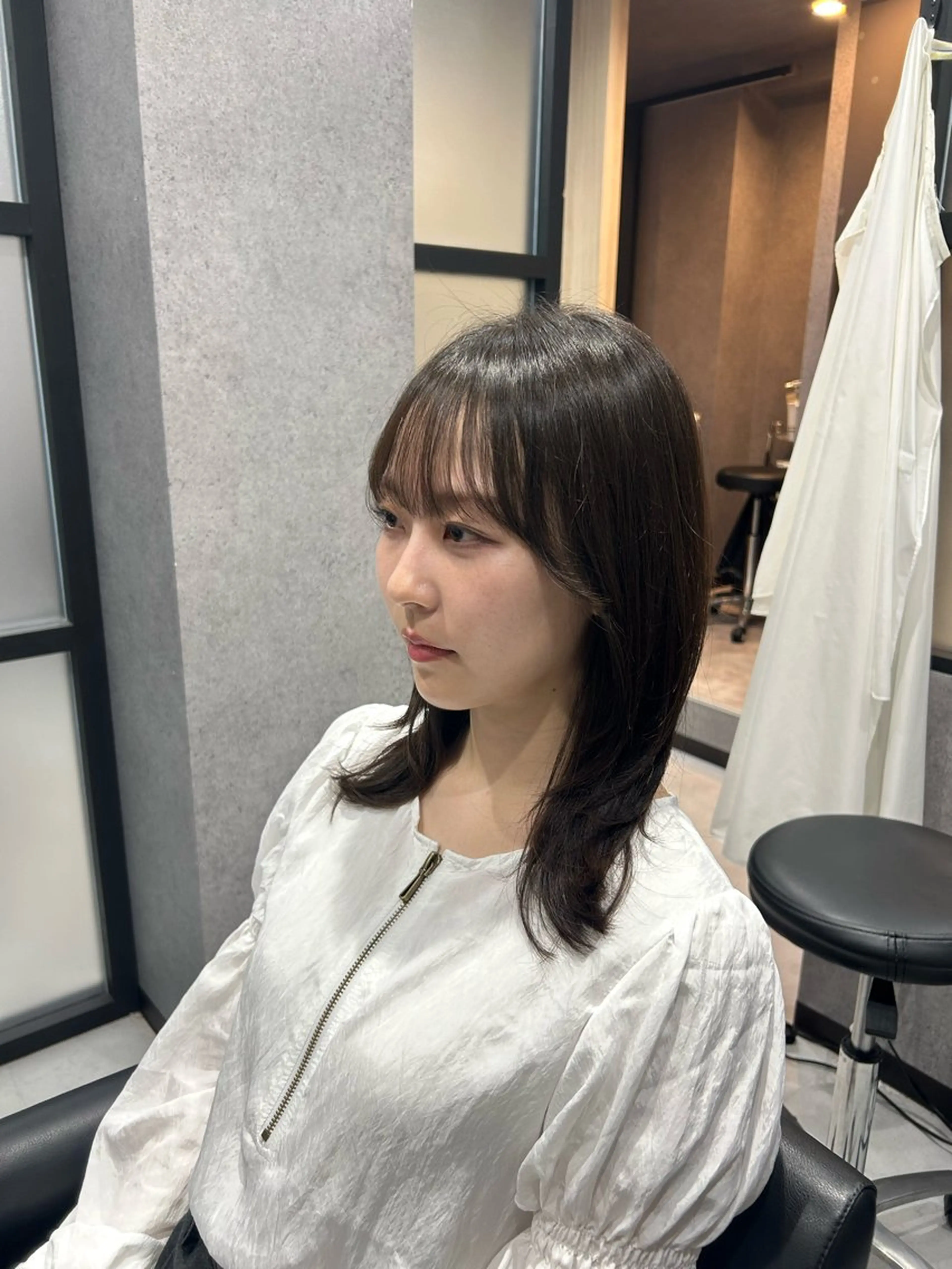 セミロング くびれヘア 顔まわりレイヤー レイヤーカット 佐野 彩音のヘアスタイル