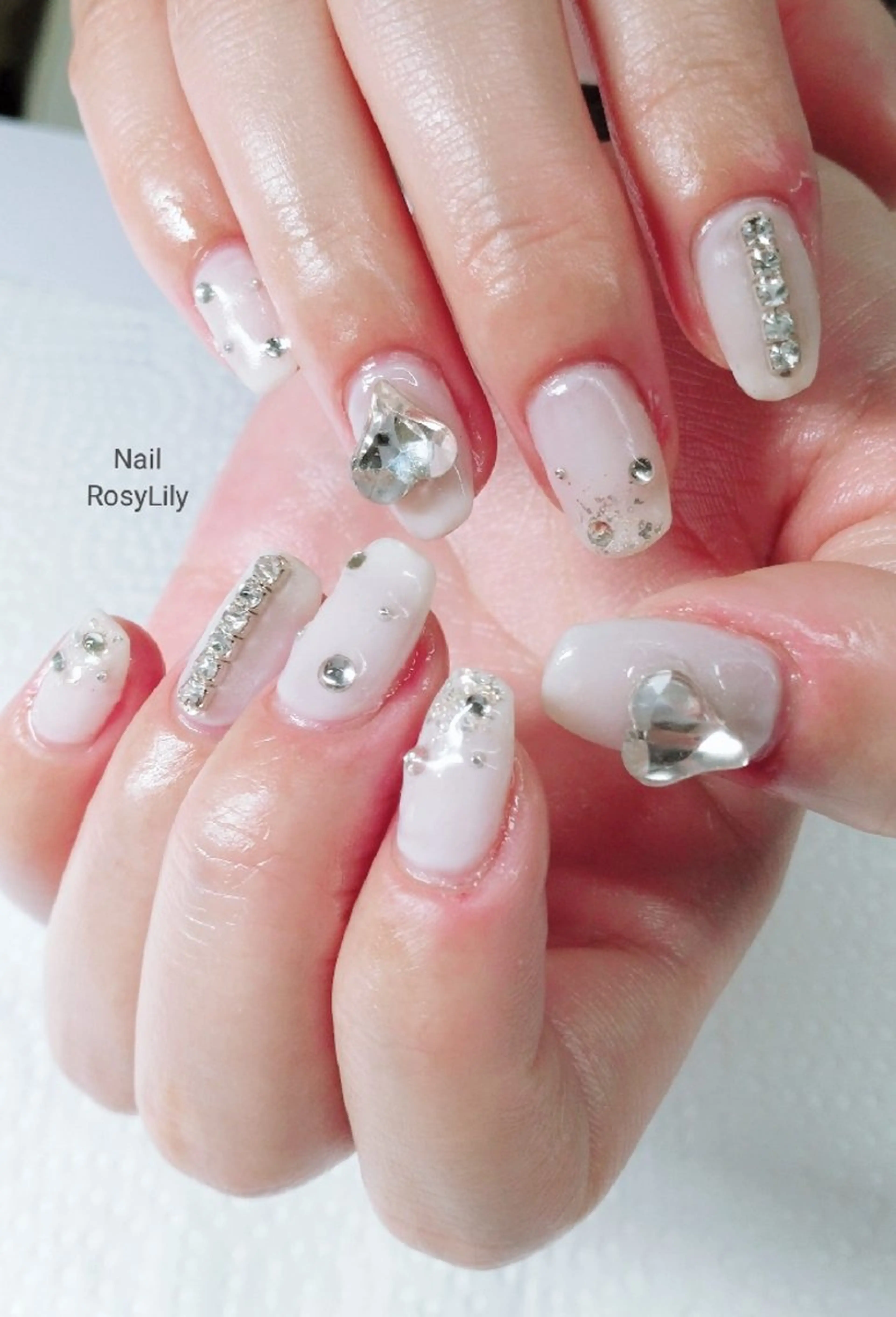ネイル ハート ホワイト ハンドネイル ハンドケア プライベートサロン RosyLily所属・プライベートサロン Rosy Lilyのネイルデザイン