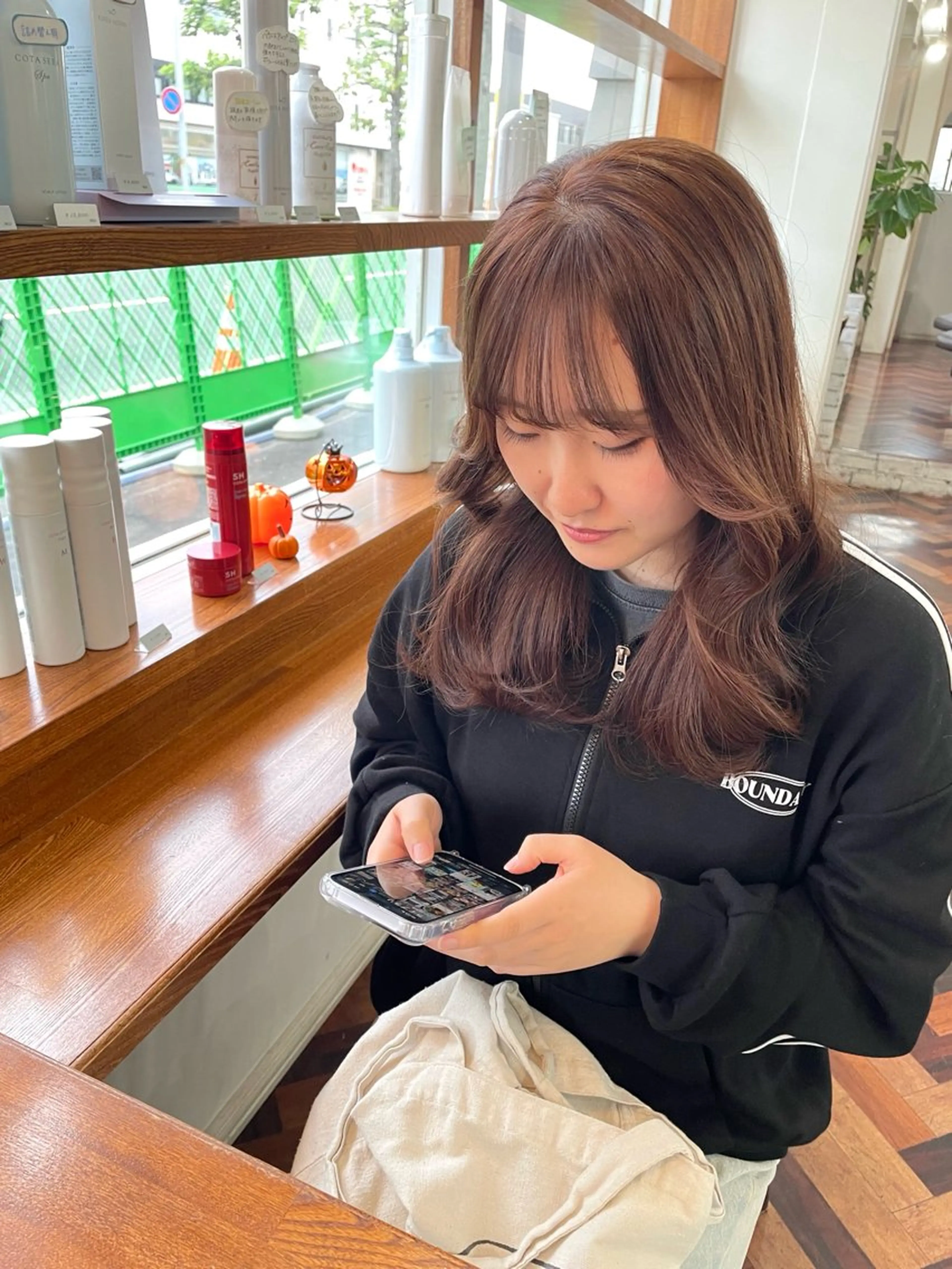 セミロング カラー ベージュカラー ブリーチ ブラウンカラー ブリーチなしカラー ピンクカラー カット ヘアカラー トリートメント mopa所属・mopa_kaede 暖色カラー/ロングのヘアスタイル