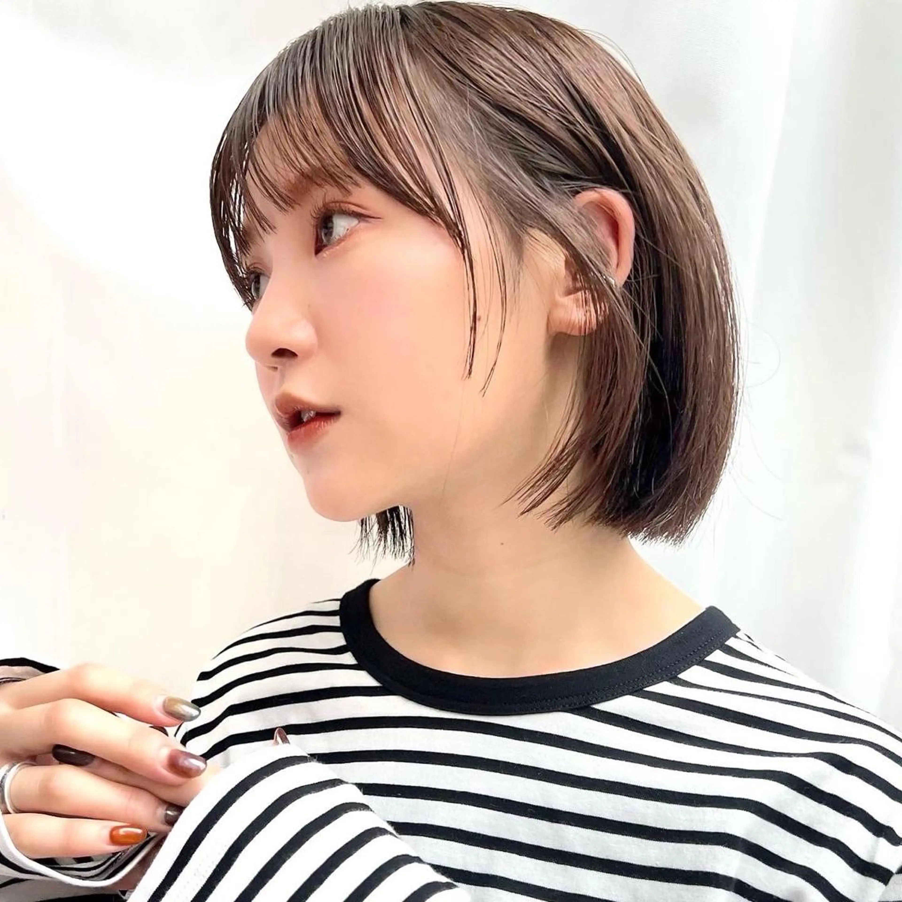 ショート カラー 切りっぱなしボブ 前下がりボブ ブリーチ グレージュ イルミナカラー カット ヘアカラー トリートメント ニュアンスレイヤー ハイトーンカラーのヘアスタイル